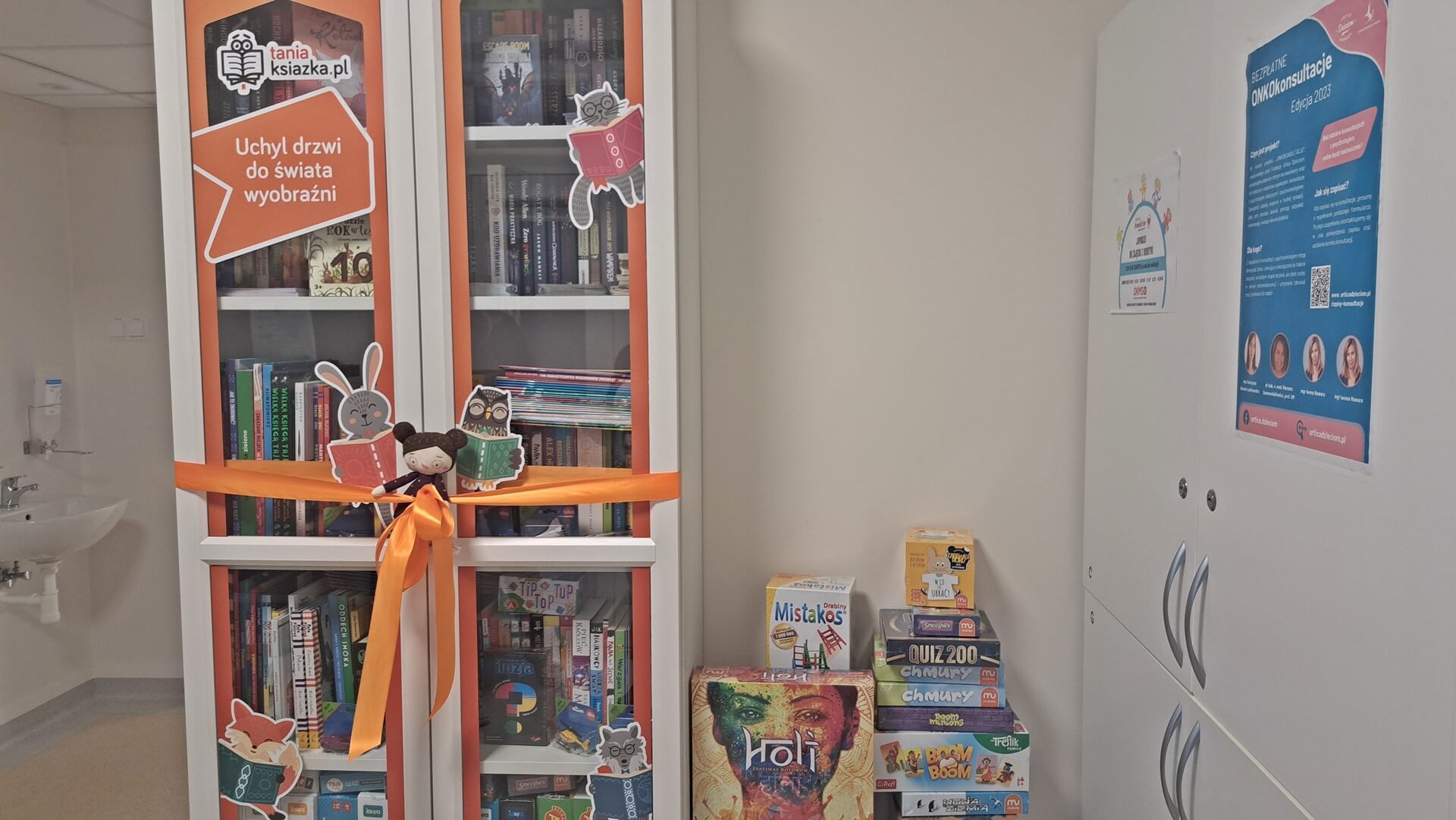 Mali pacjenci z oddziału onkologicznego UDSK otrzymali książki od jednej z lokalnych firm