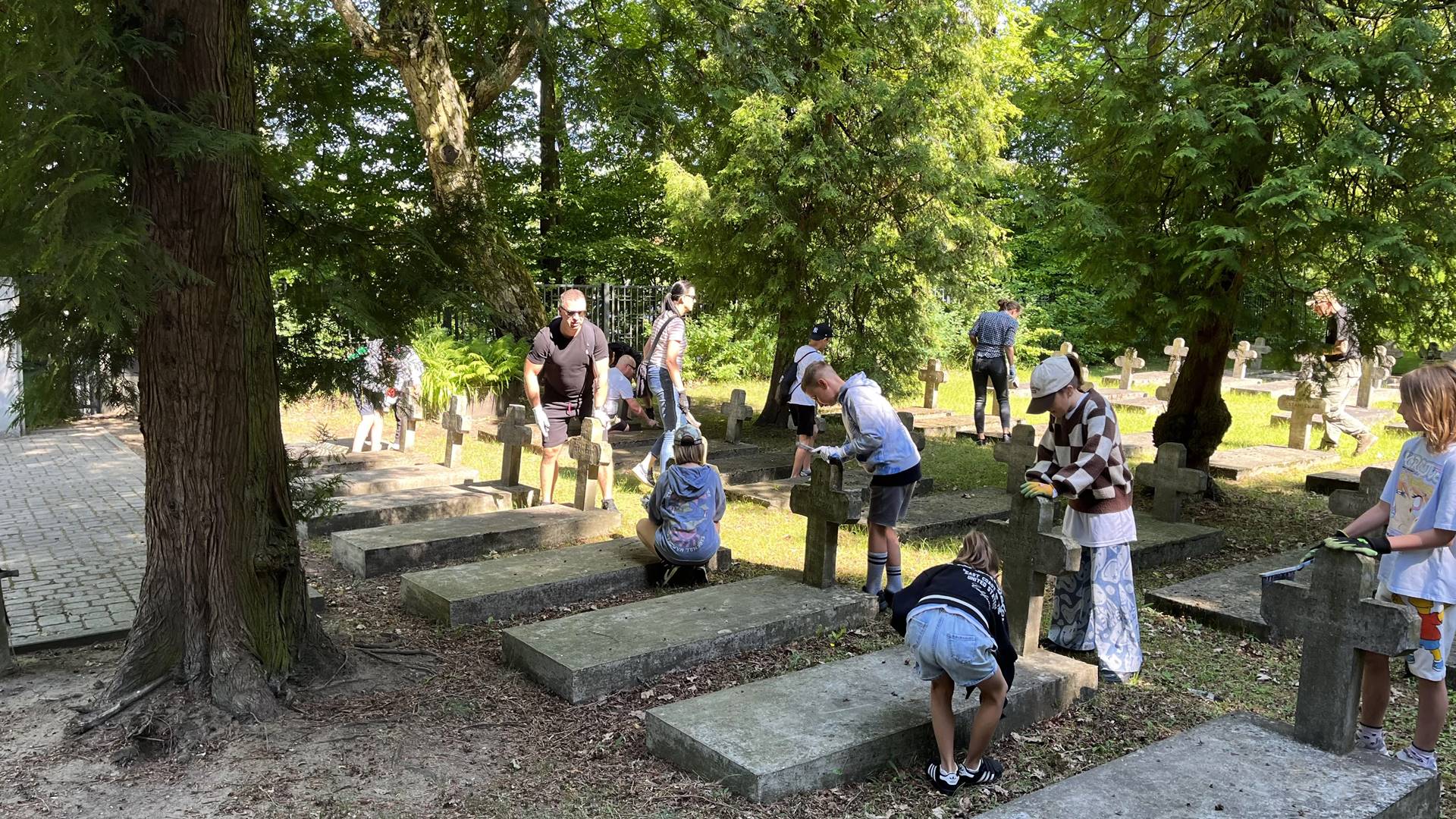 Białostoccy uczniowie SP 16 sprzątali groby na cmentarzu wojskowym