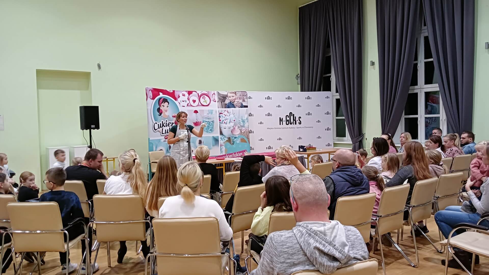 Dzieci w Choroszczy robiły biało-czerwone lizaki przed Świętem Niepodległości