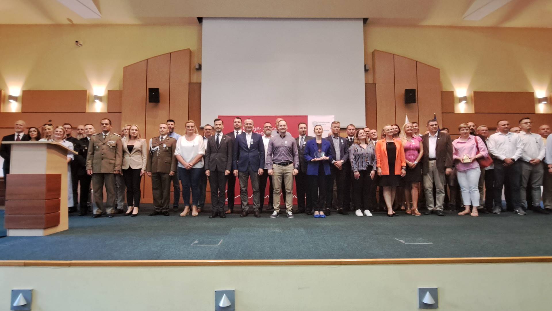 W Białymstoku najbardziej zasłużeni krwiodawcy otrzymali specjalne odznaki ministra zdrowia i wyróżnienia