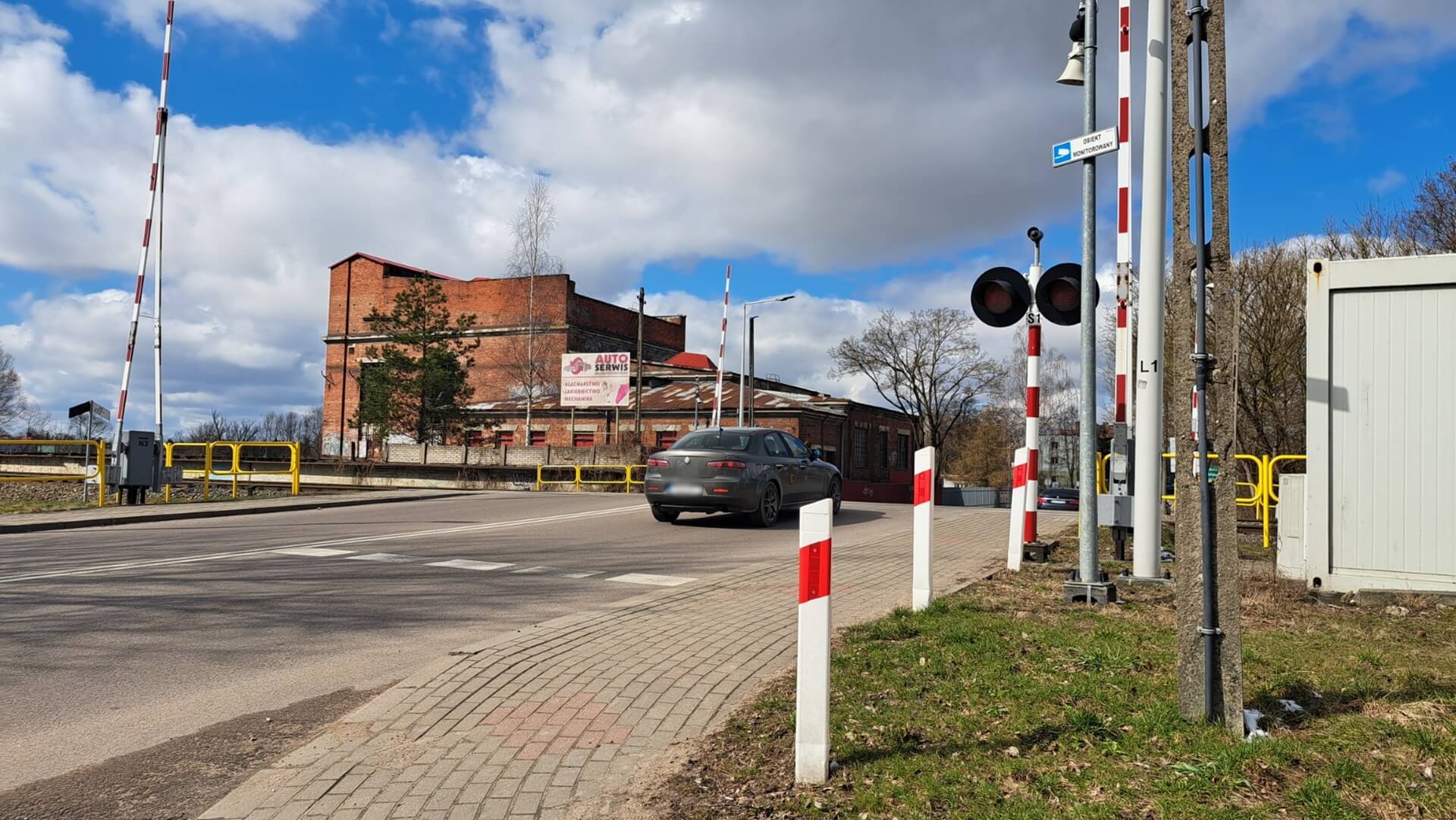 Przy przejazdach pociągi nie trąbią, ale tylko przy niektórych