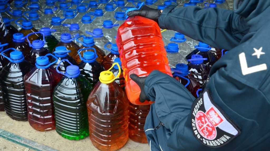 Ponad 3200 litrów alkoholu bez akcyzy zabezpieczyli funkcjonariusze Podlaskiej KAS