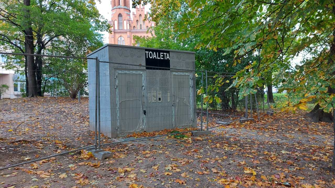 Władze Białegostoku kolejny raz przesunęły oddanie do użytku toalety publicznej