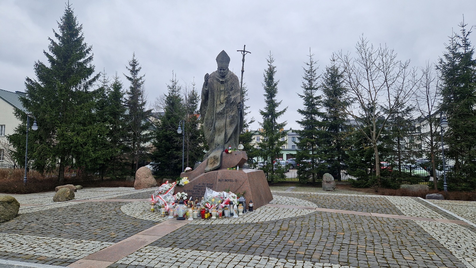 Suwalscy radni przyjęli stanowisko w obronie Jana Pawła II. Nie było to oczywiste