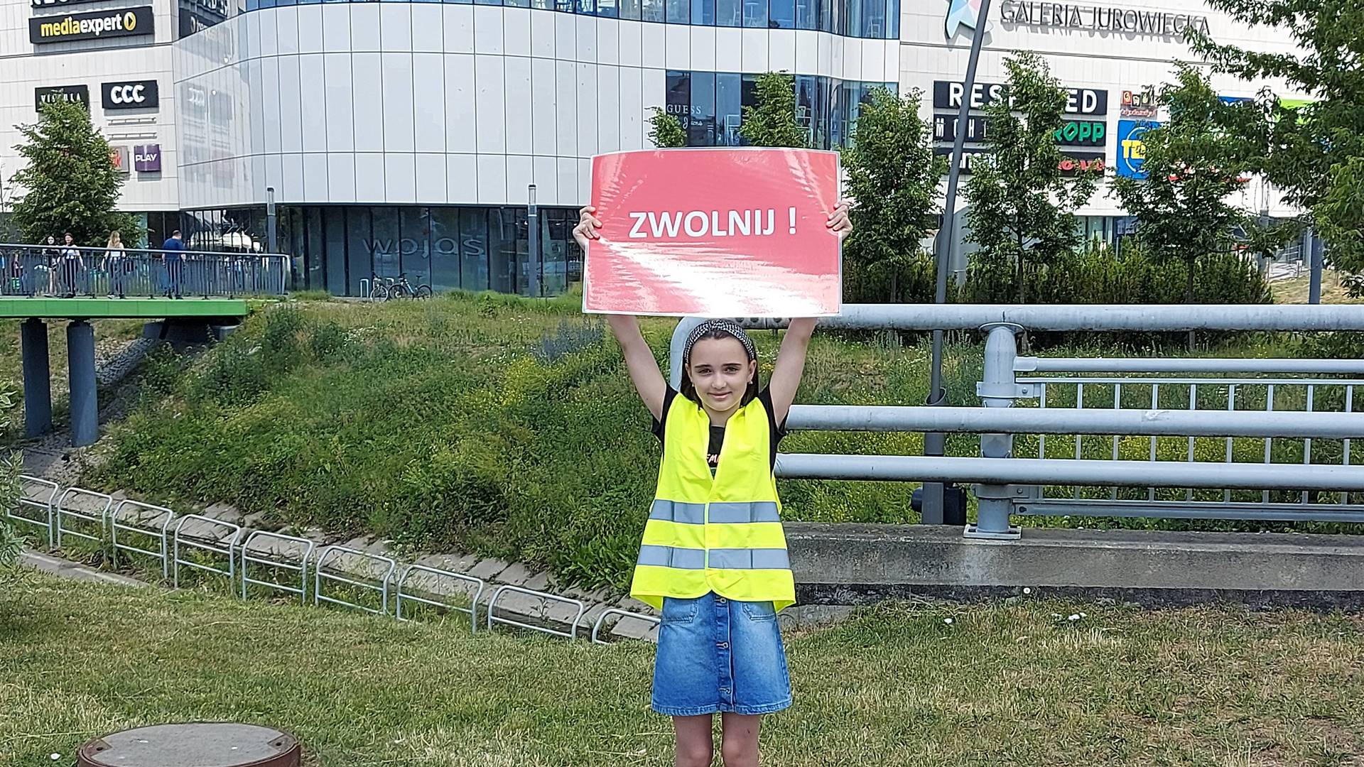 Podlascy policjanci wspólnie z dziećmi z SP9 w Białymstoku przeprowadzili akcję na rzecz bezpiecznego poruszania się rowerem