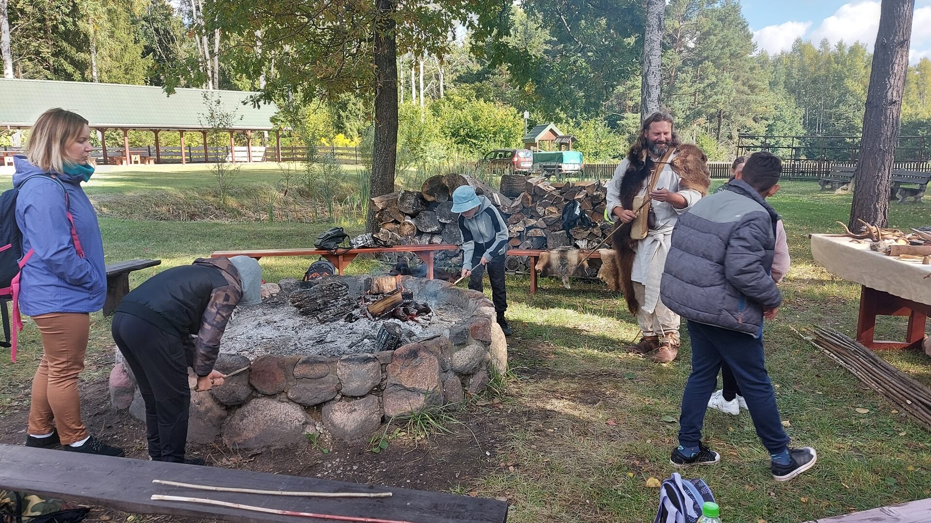 Uczniowie z Fast wracają do epoki kamienia łupanego