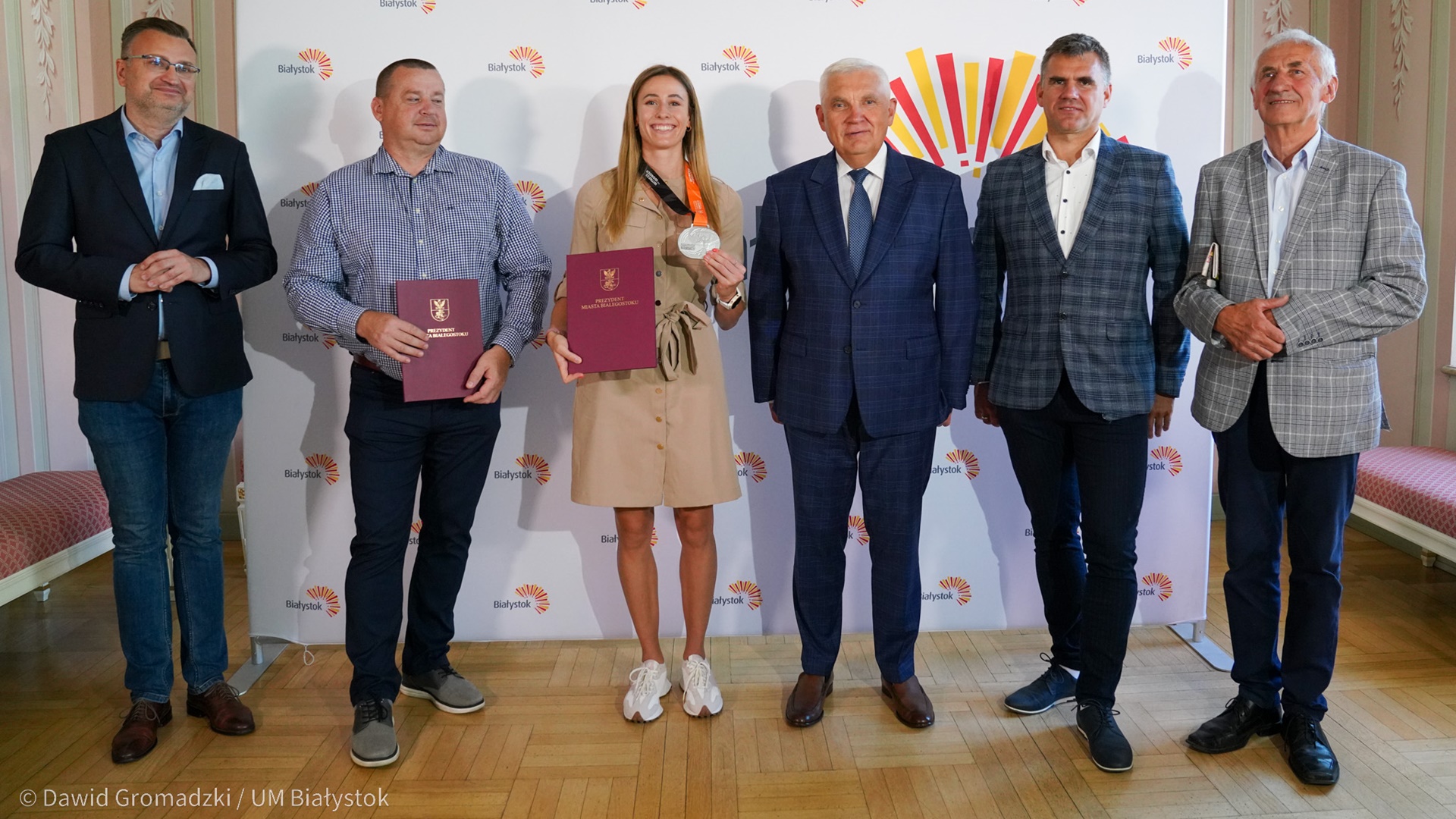 Prezydent Białegostoku wręczył Natalii Kaczmarek nagrodę za srebrny medal na mistrzostwach świata