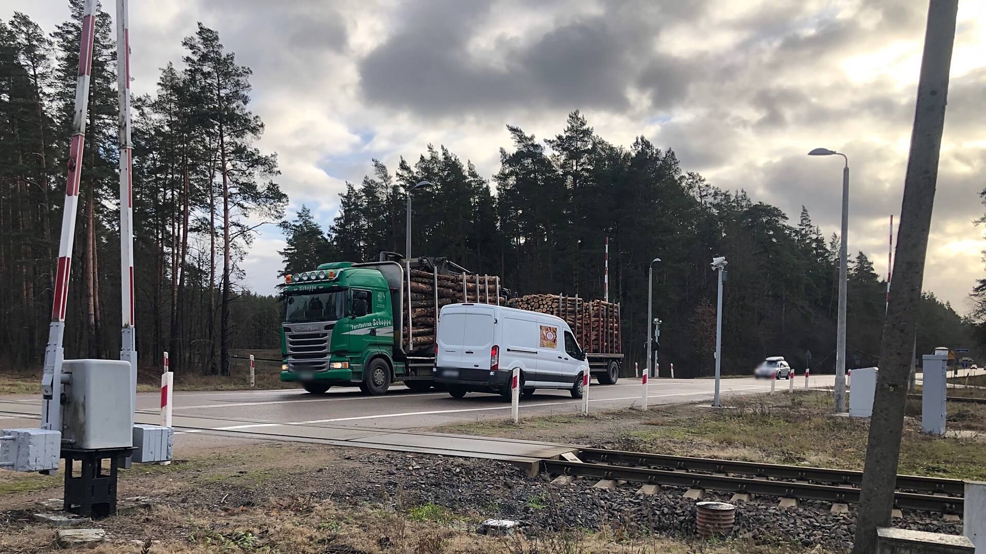 PKP oraz Straż Ochrony Kolei apelują o zachowanie bezpieczeństwa na przejazdach drogowo-kolejowych