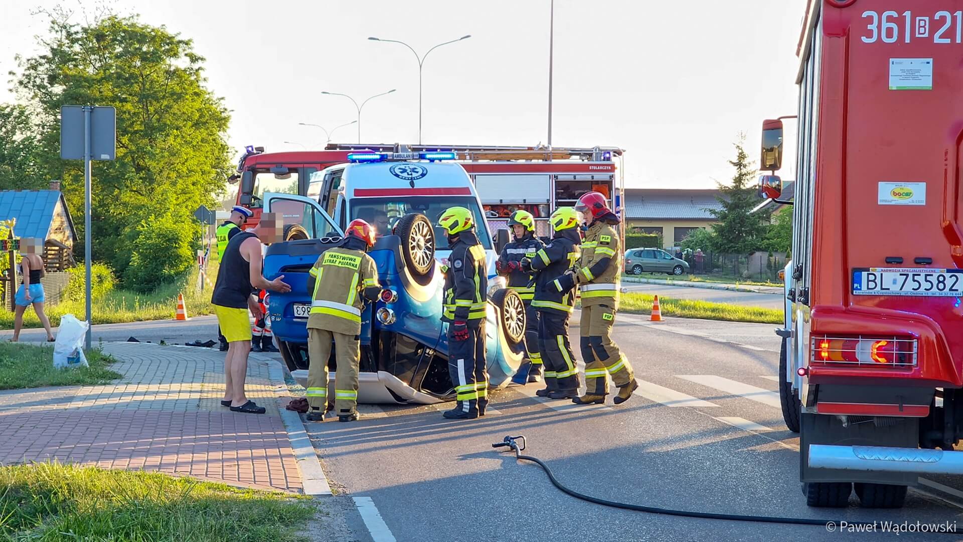 Dwie osobówki i motocykl zderzyły się pod Łomżą
