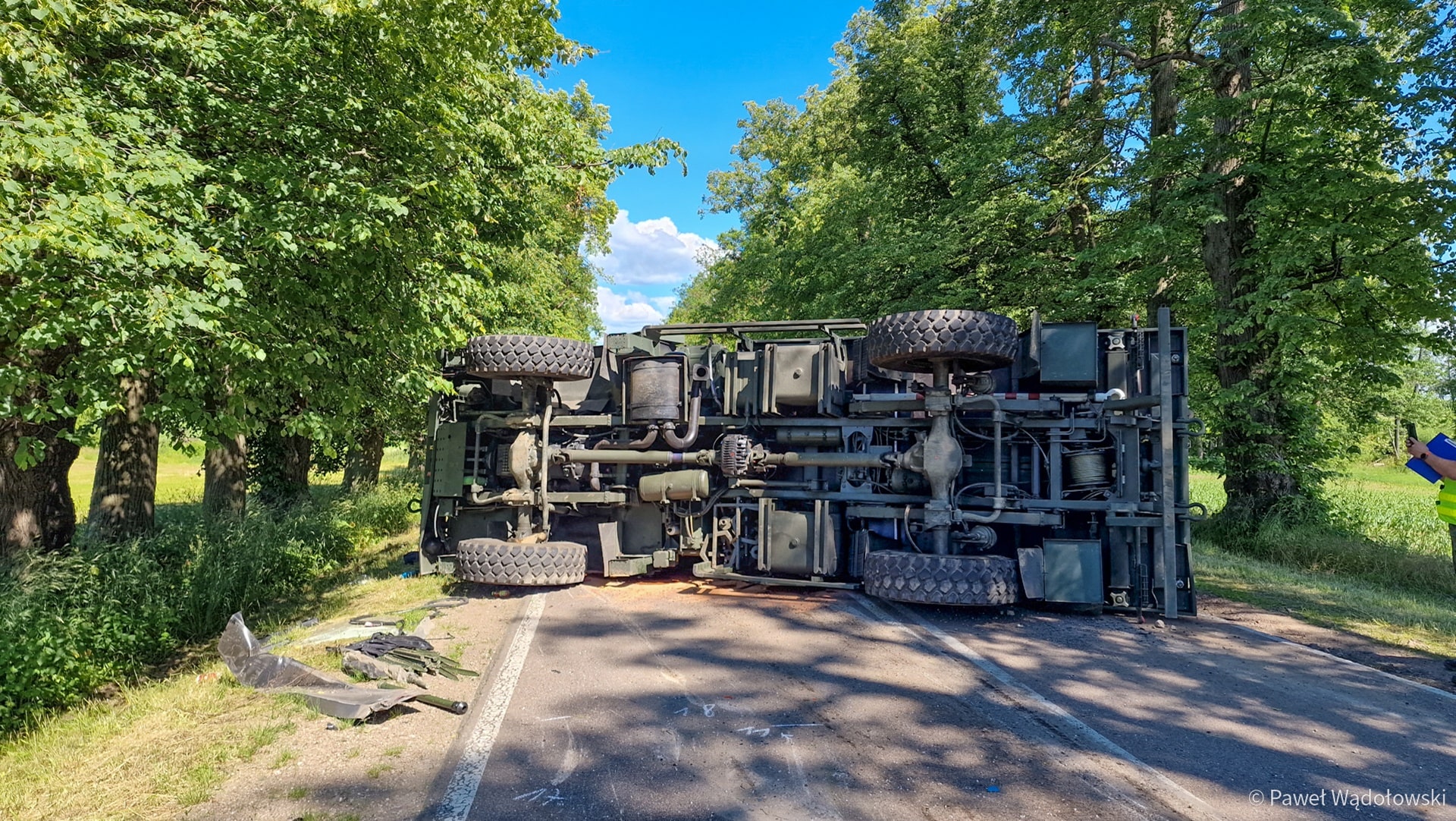 Wypadek na dk 64 - przewróciła się ciężarówka