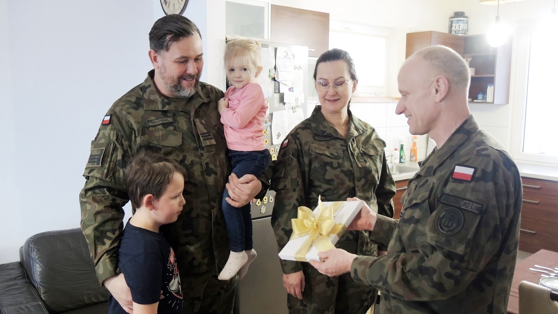 Minister obrony nagrodził małżeństwo pełniące służbę w 1. Podlaskiej Brygadzie Obrony Terytorialnej