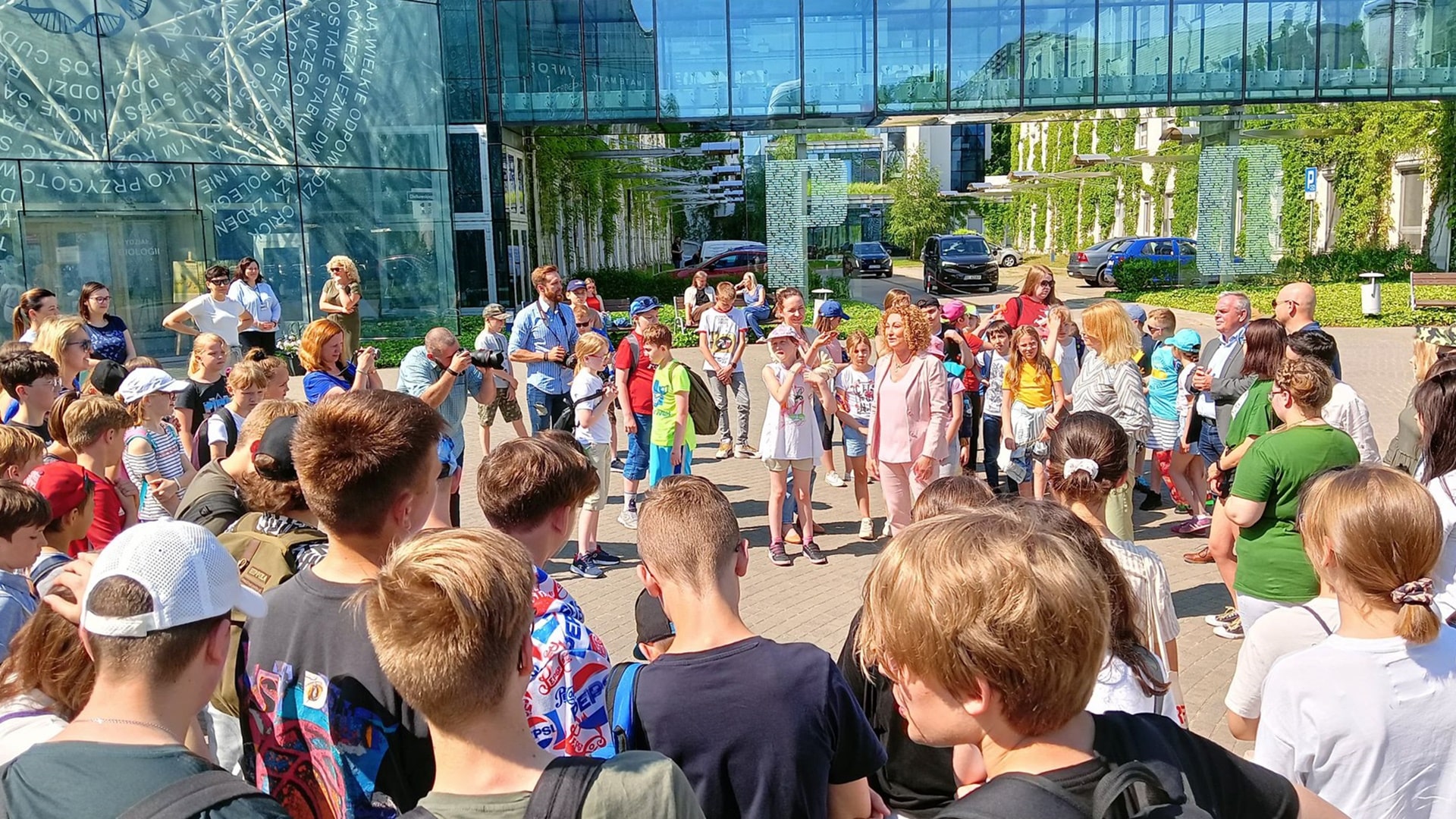 Uczniowie poznają ideę Xylopolis na kampusie Uniwersytetu w Białymstoku