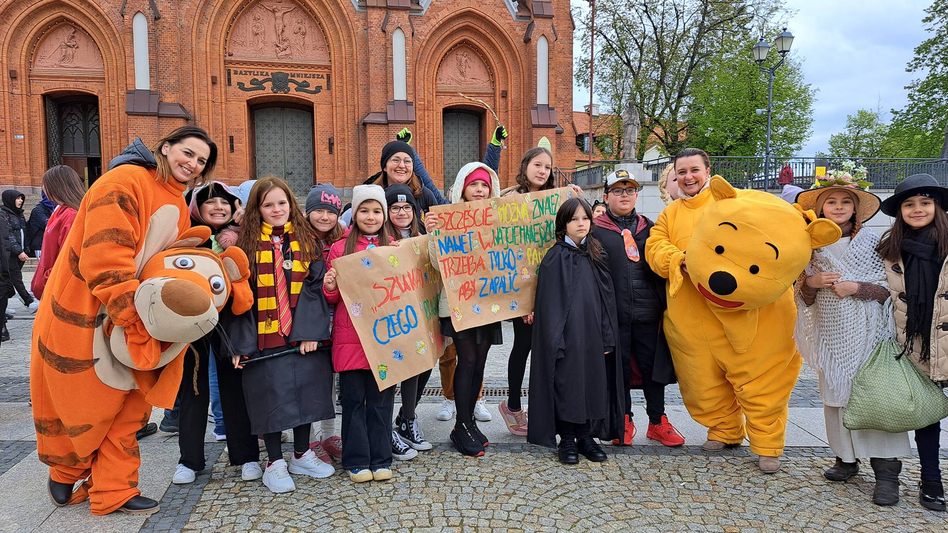 W Białymstoku odbył się Marsz Gwiaździsty Bohaterów Książek - tak uczniowie zachęcają do czytania