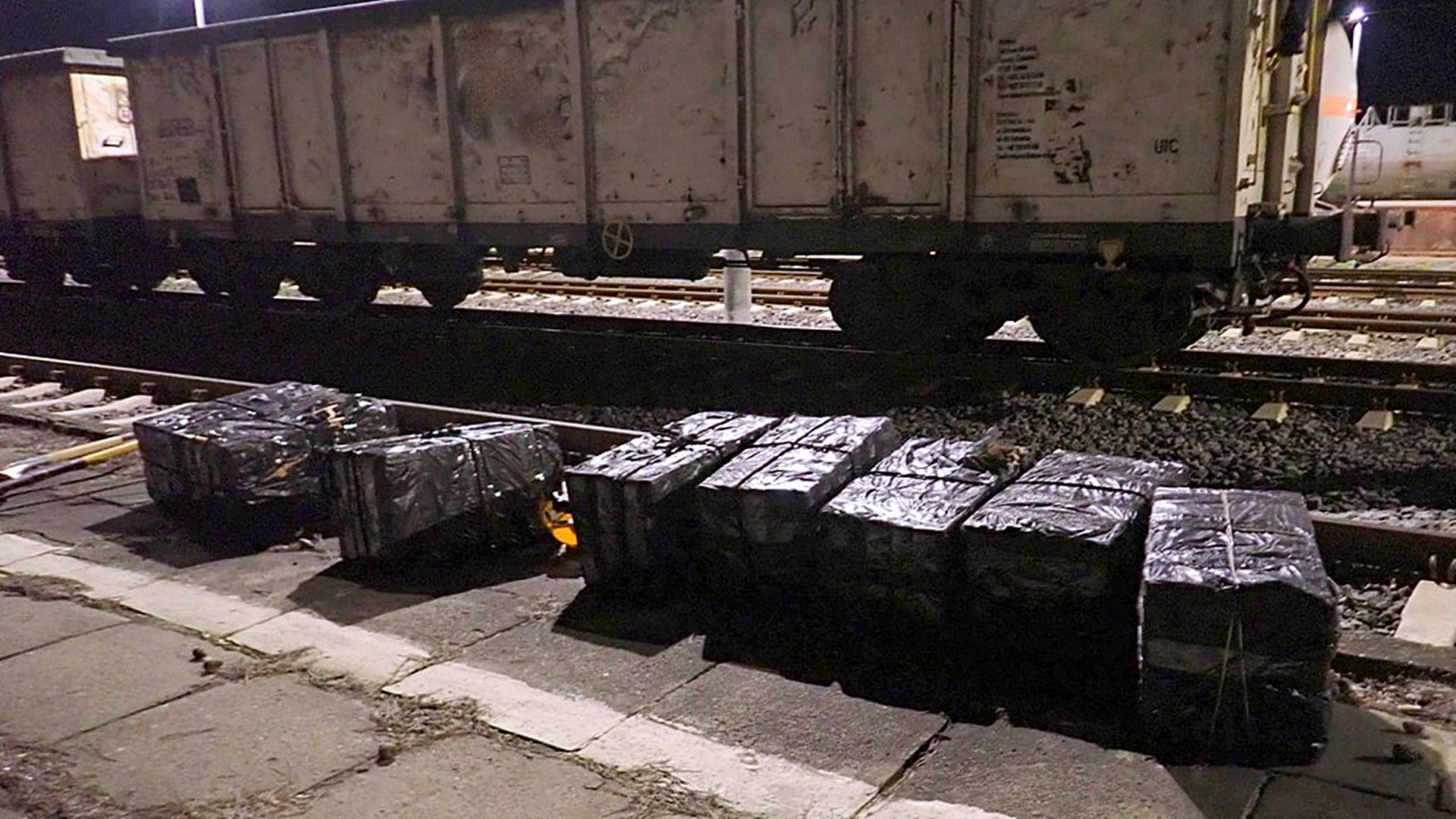 Funkcjonariusze KAS udaremnili przemyt papierosów w pociągu towarowym z Białorusi