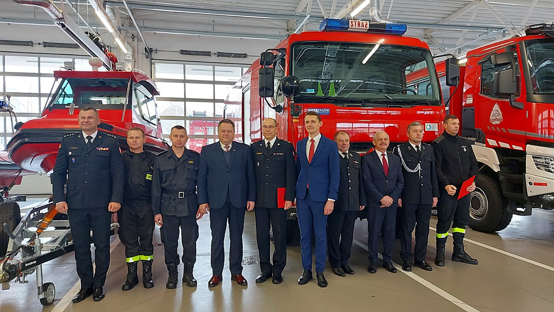 Nowe samochody ratowniczo-gaśnicze i łodzie trafiły do jednostek straży pożarnej na Suwalszczyźnie