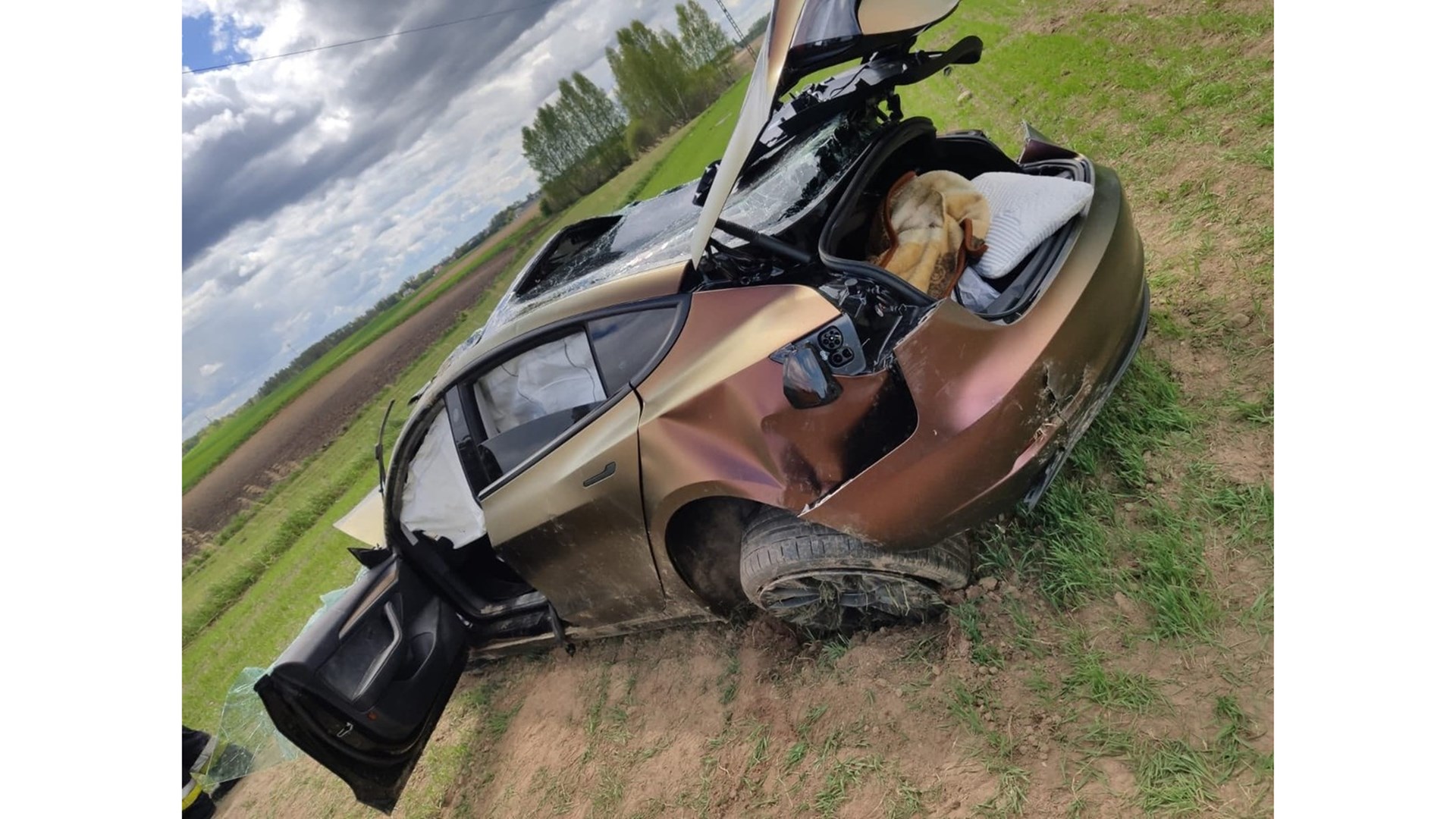 W Rudnikach kierowca tesli spowodował kolizję - policja ukarała go mandatem w wysokości 5 tys. zł