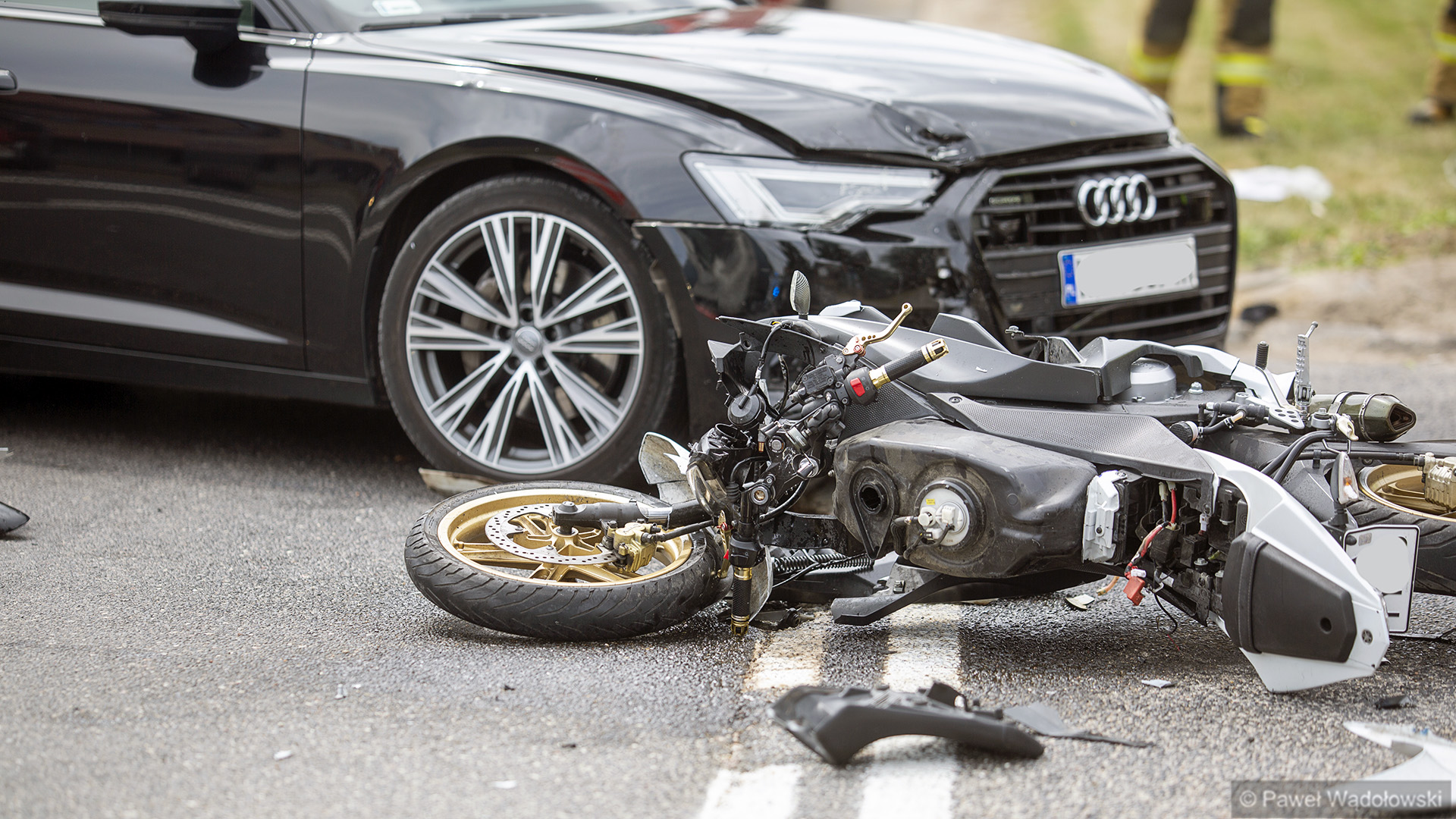 Dwa wypadki pod Łomżą - ciężarna kobieta i motocyklista trafili do szpitala [zdjęcia]
