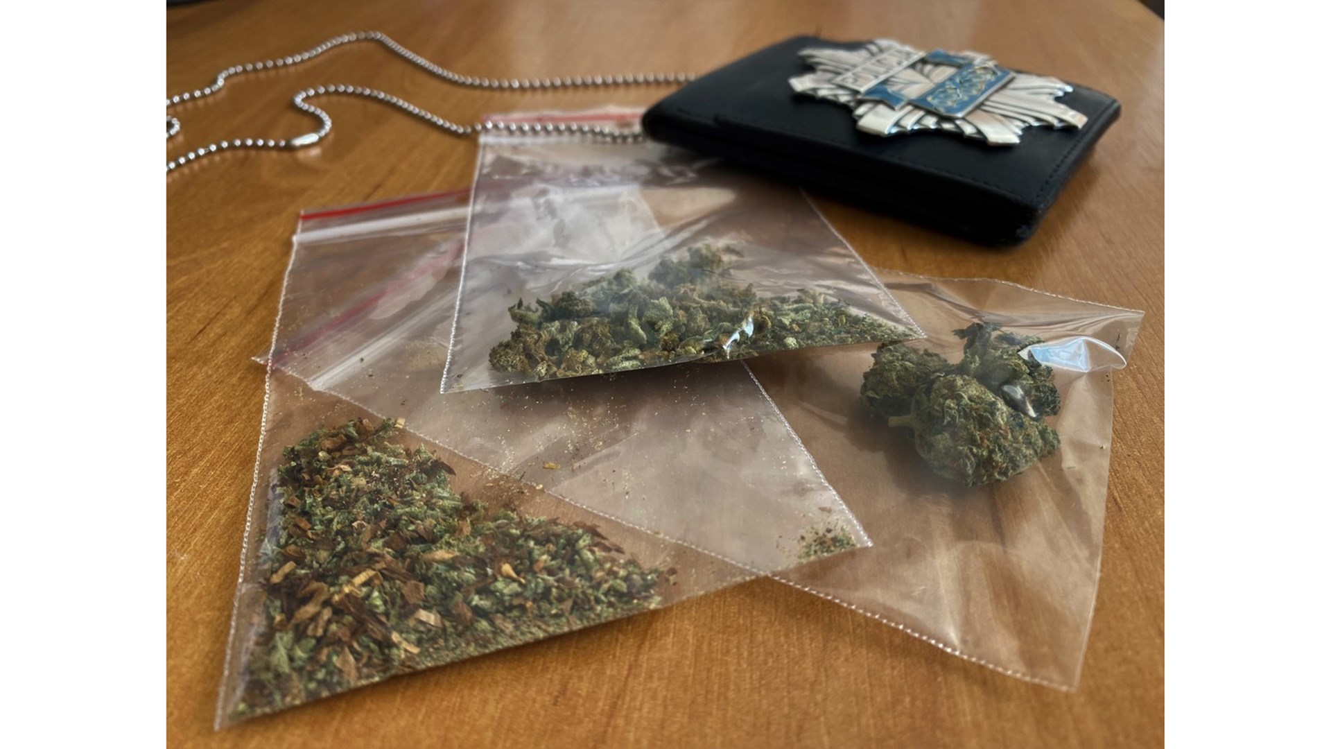 Kolneńscy policjanci zatrzymali trzy osoby podejrzane o handel narkotykami