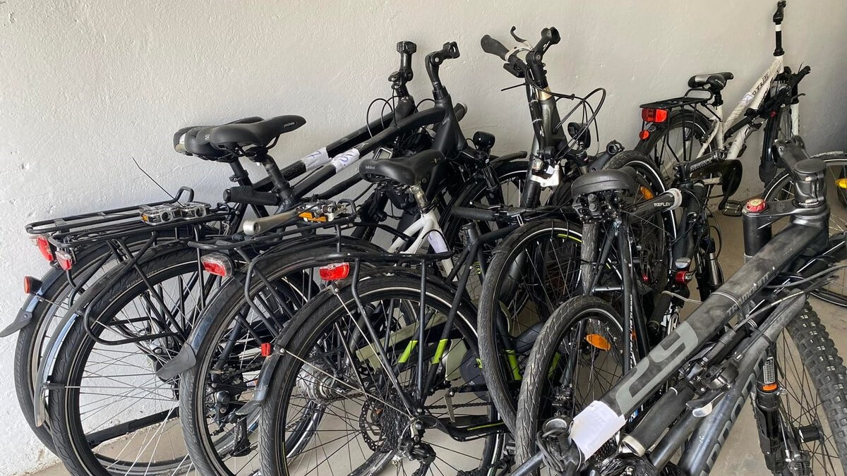 Dzięki ukrytemu nadajnikowi policjanci zatrzymali podejrzanego o kradzież rowerów