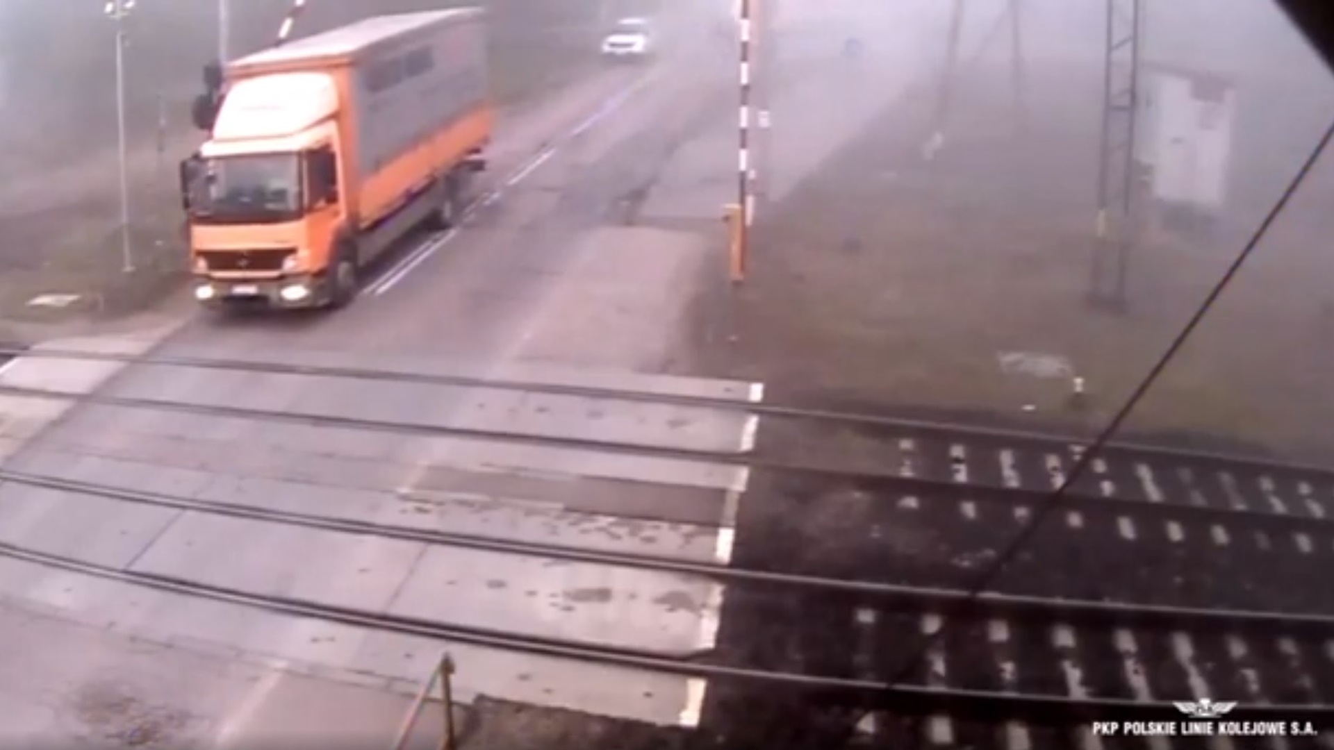 W Czarnej Białostockiej kierowca ciężarówki wjechał na przejazd kolejowy w trakcie opuszczania zapór [wideo]