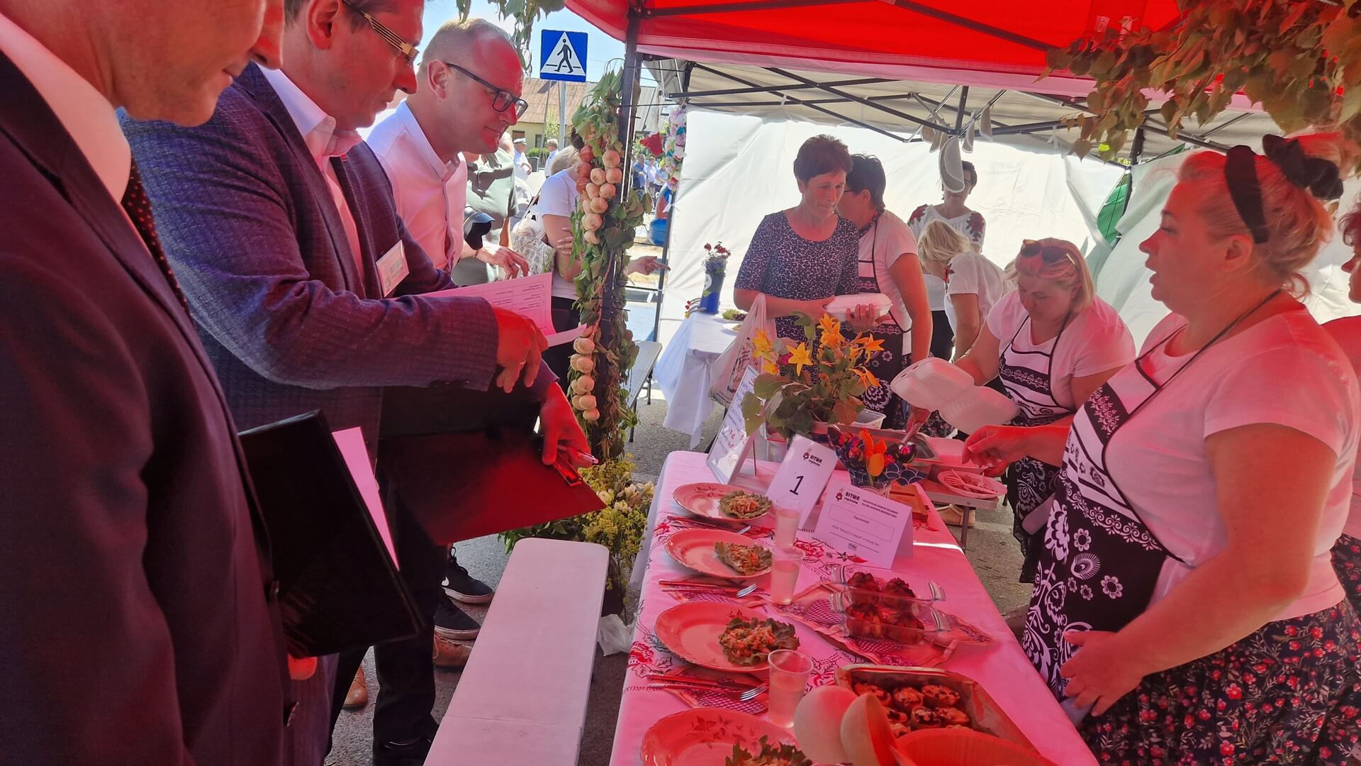 Wygrały babie uszy w czterech smakach. Wyprzedziły odlewaniec i skwarki