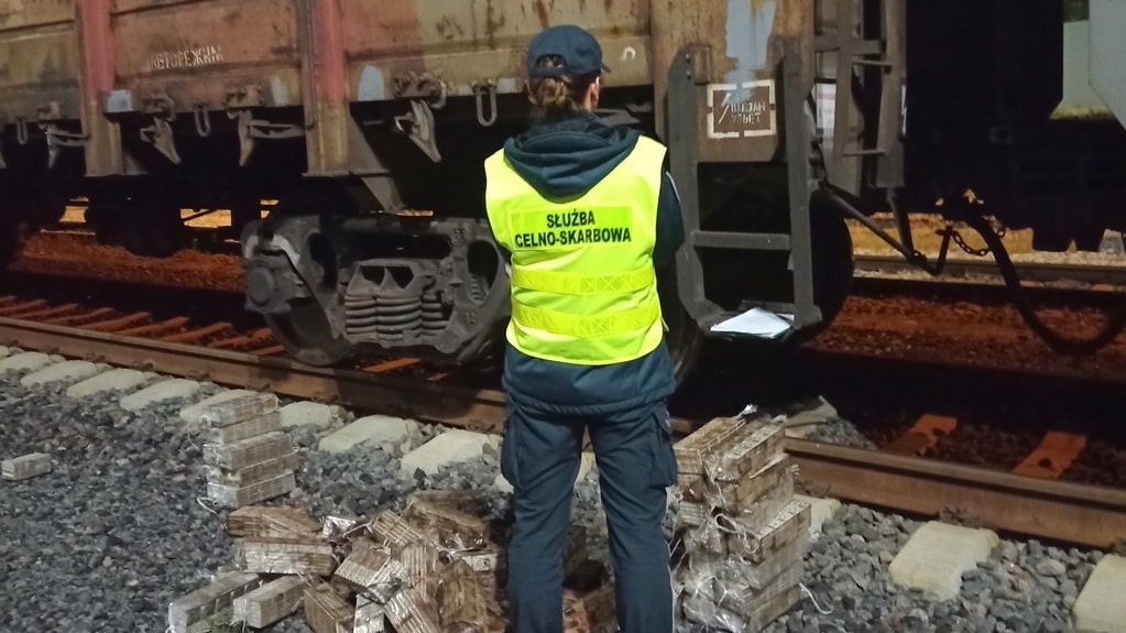 Podlaska KAS udaremniła przemyt ponad 2,5 tys. paczek papierosów - znajdowały się w wagonie z węglem