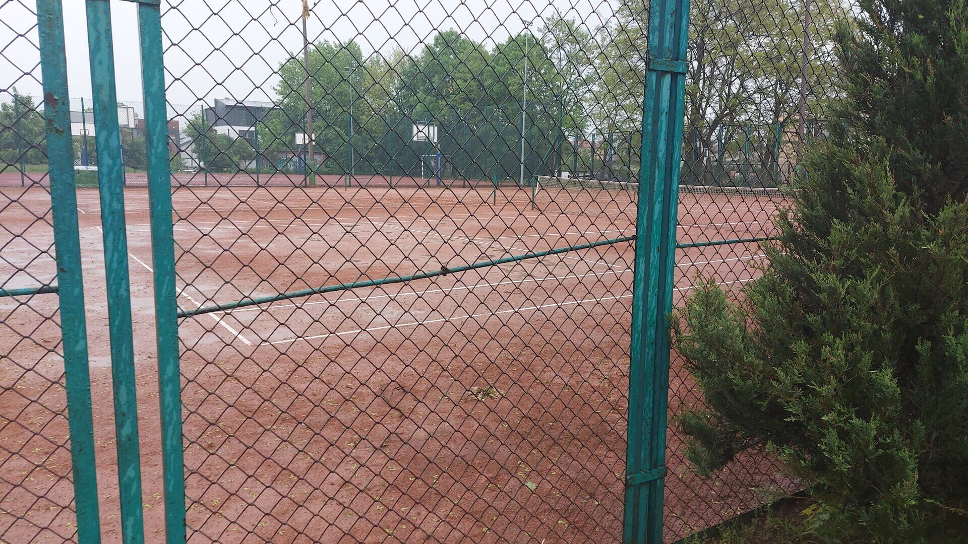 Grupa rodziców chce zdobyć pieniądze na remont kortów w Białymstoku