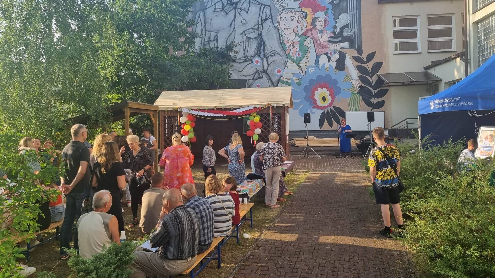 Młodzież zbudowała "Wiatę Przyjaźni" przy OHP w Wasilkowie