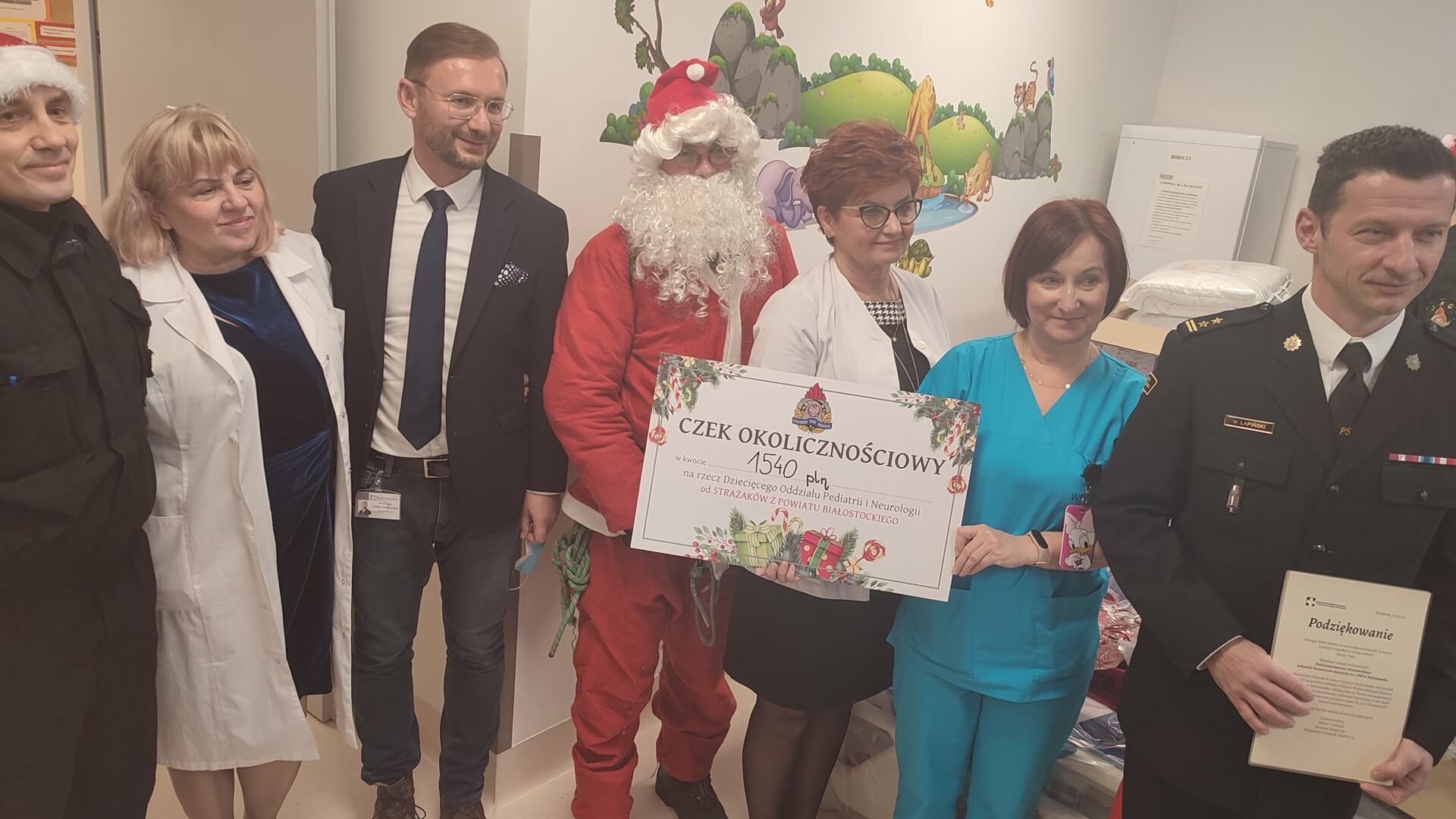 Białostoccy strażacy ufundowali prezenty dla najmłodszych pacjentów szpitala wojewódzkiego