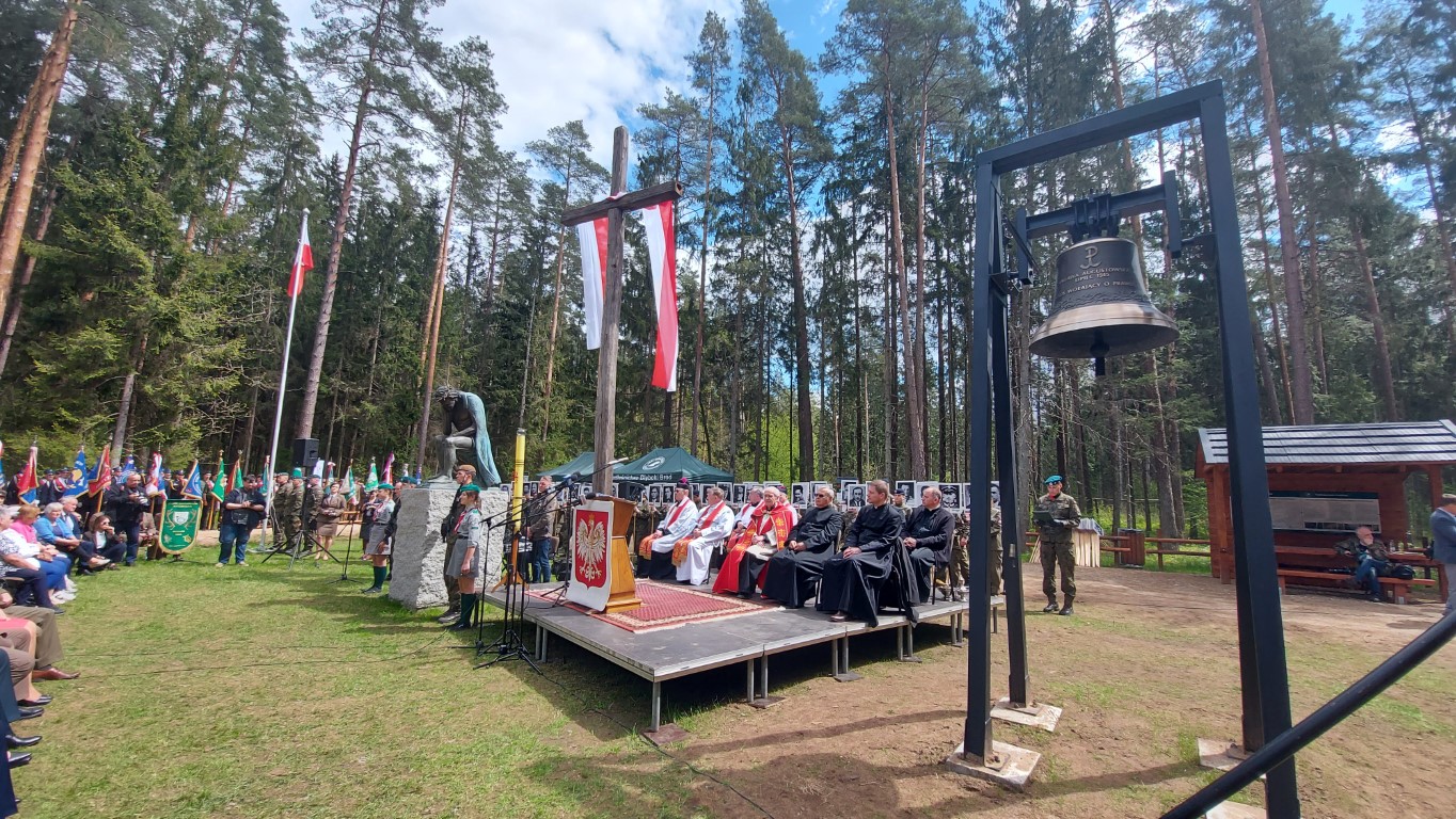 W Puszczy Augustowskiej odsłonięto pomnik i poświęcono dzwon pamięci ofiar obławy