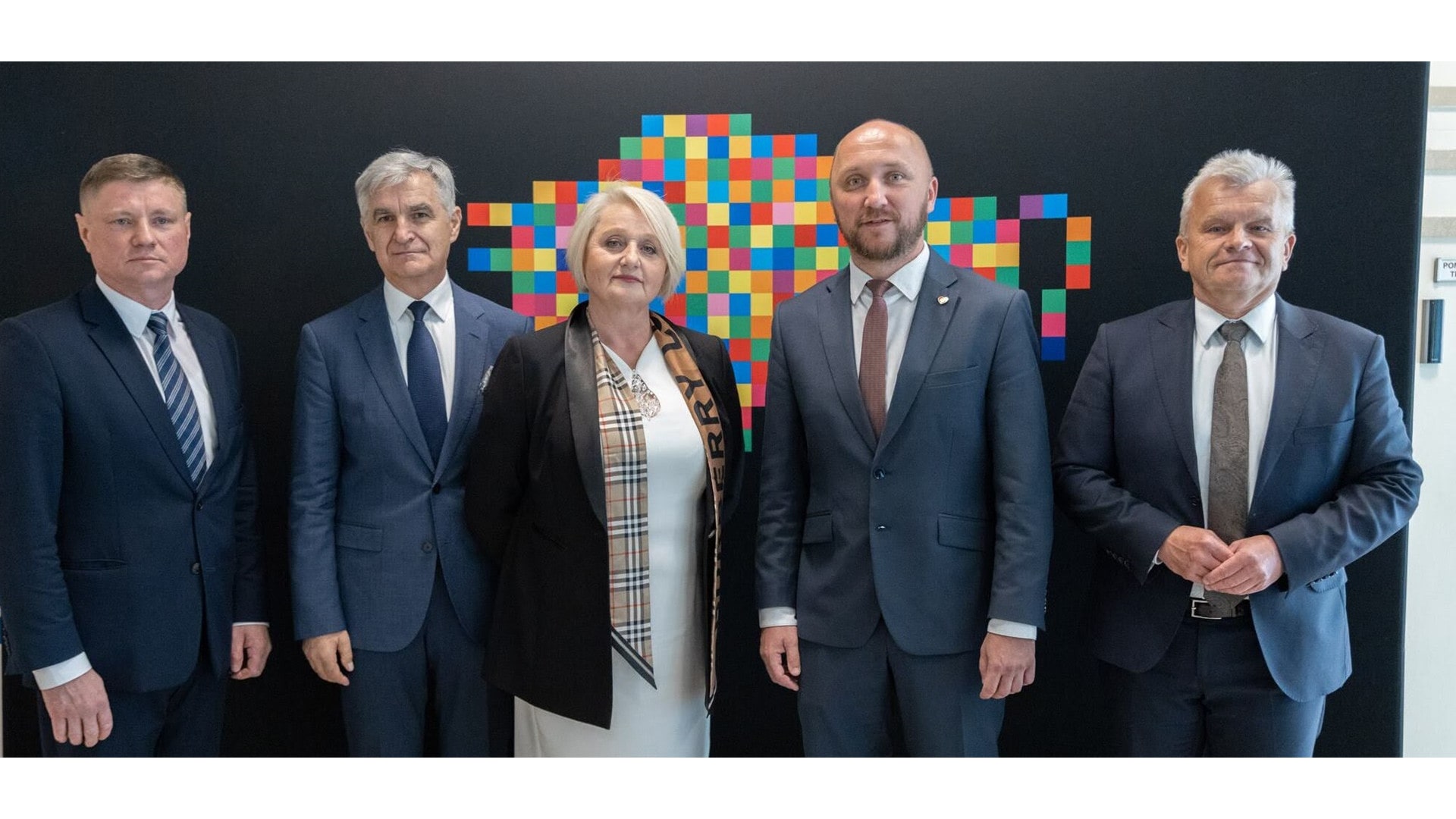 Zaglądamy do oświadczeń majątkowych marszałka i jego współpracowników