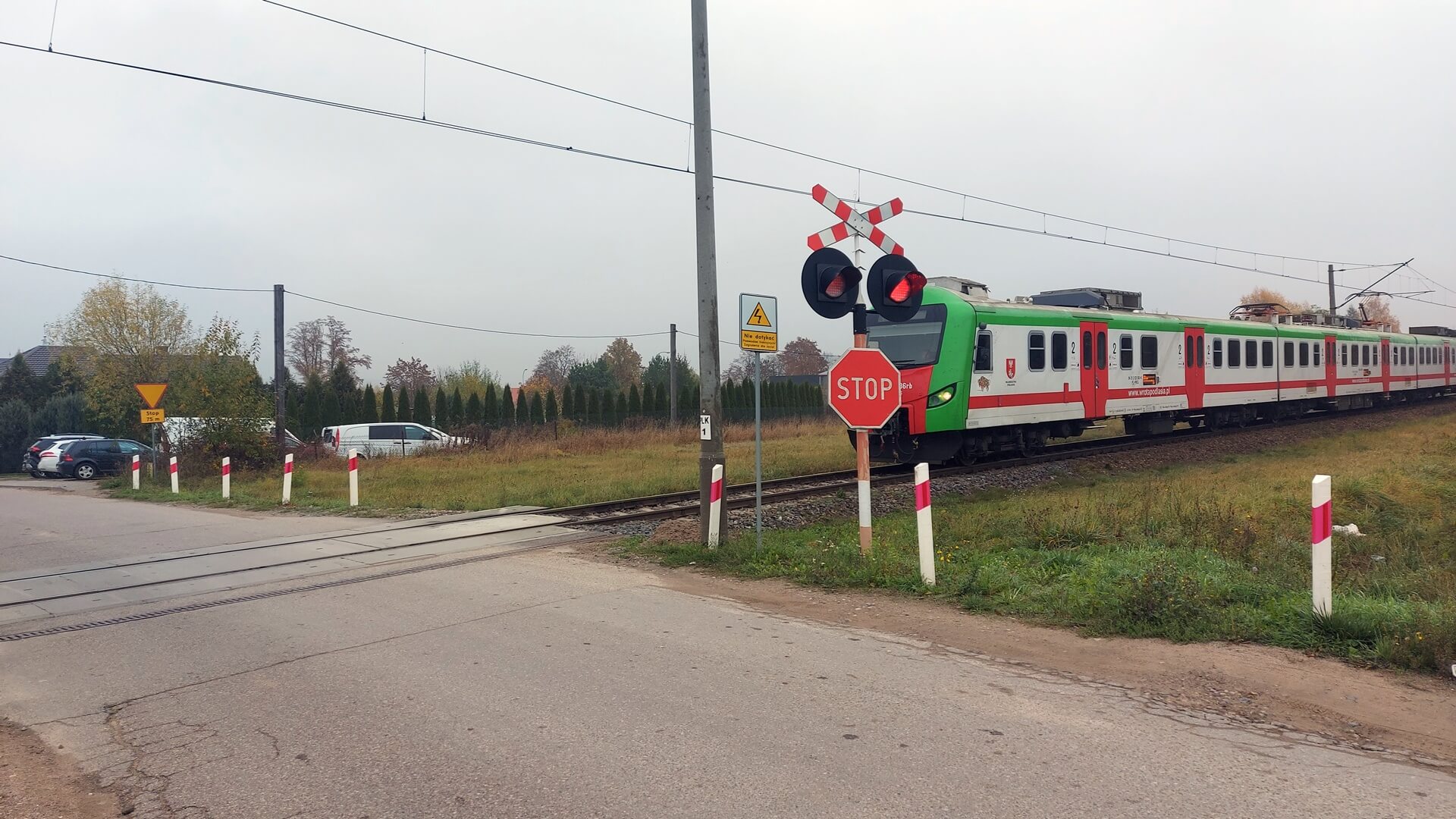 Kolejarze apelują o ostrożność w pobliżu przejazdów kolejowo-drogowych
