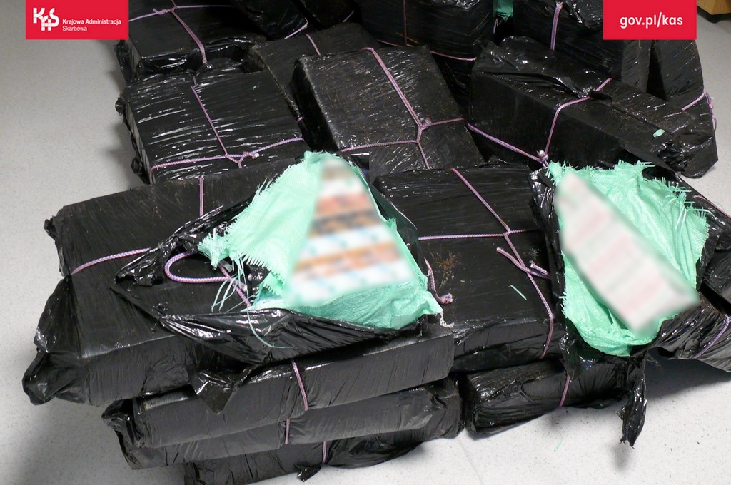 Podlaska KAS udaremniła przemyt 15 tysięcy paczek papierosów - były ukryte w wagonie z wełną