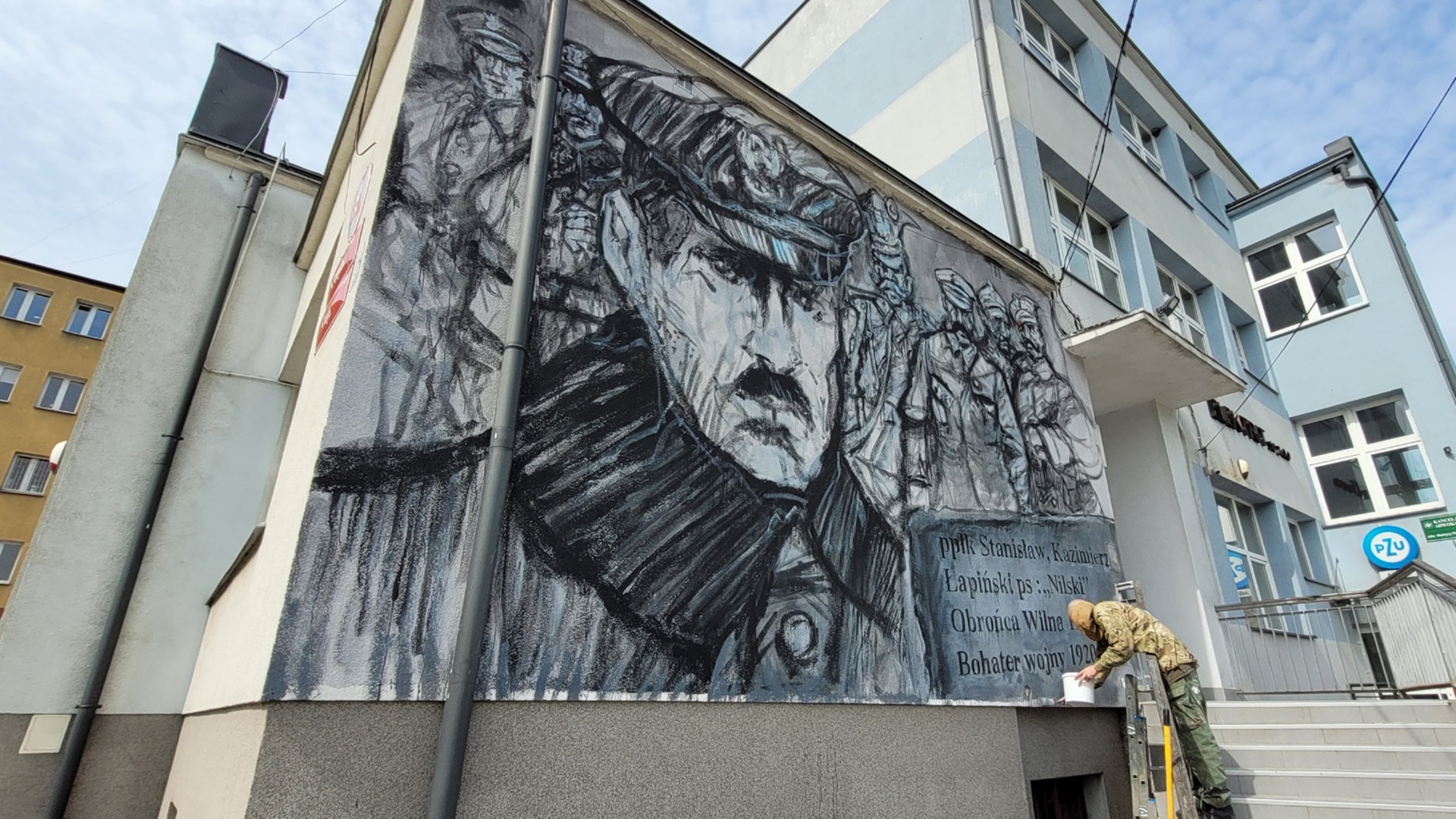 W Łapach powstał mural z wizerunkiem ppłk. Stanisława Łapińskiego "Nilskiego"