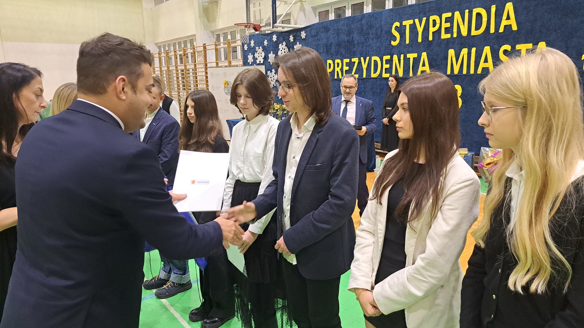 Prezydent Łomży przyznał stypendia uczniom - wręczył też nagrody za postępy w nauce i osiągnięcia