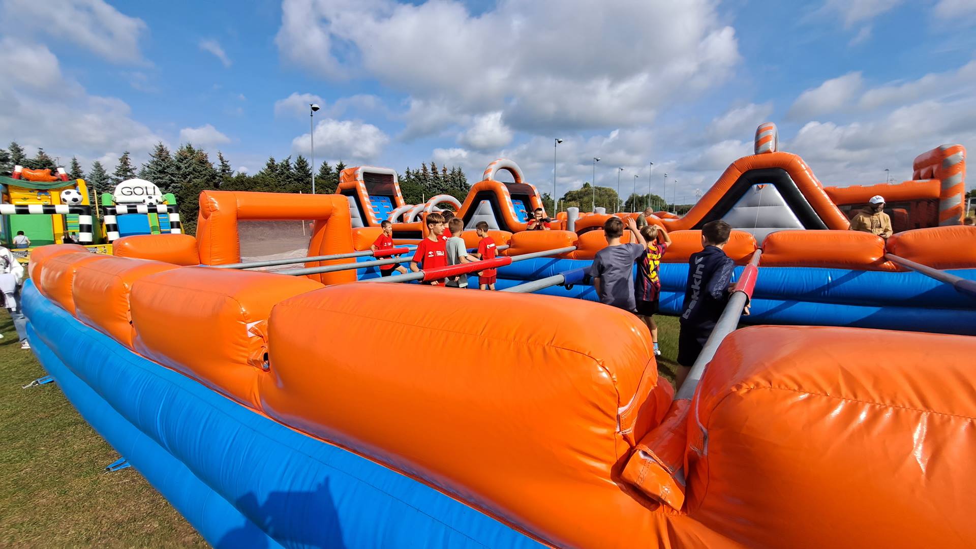 W Białymstoku trwa pierwszy Podlaski Piknik Piłkarski "Zagraj z mistrzem"