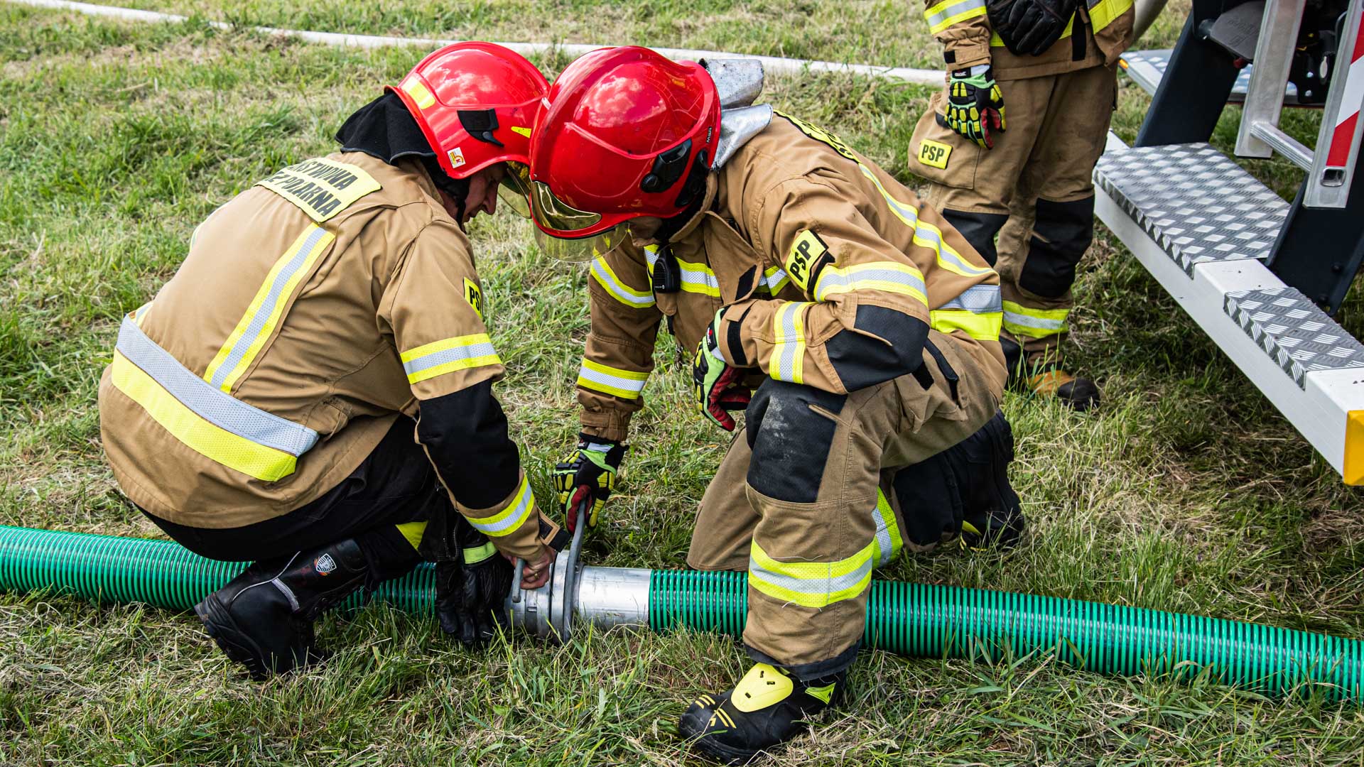 Strażacy walczą z pożarem lasu pod Narewką