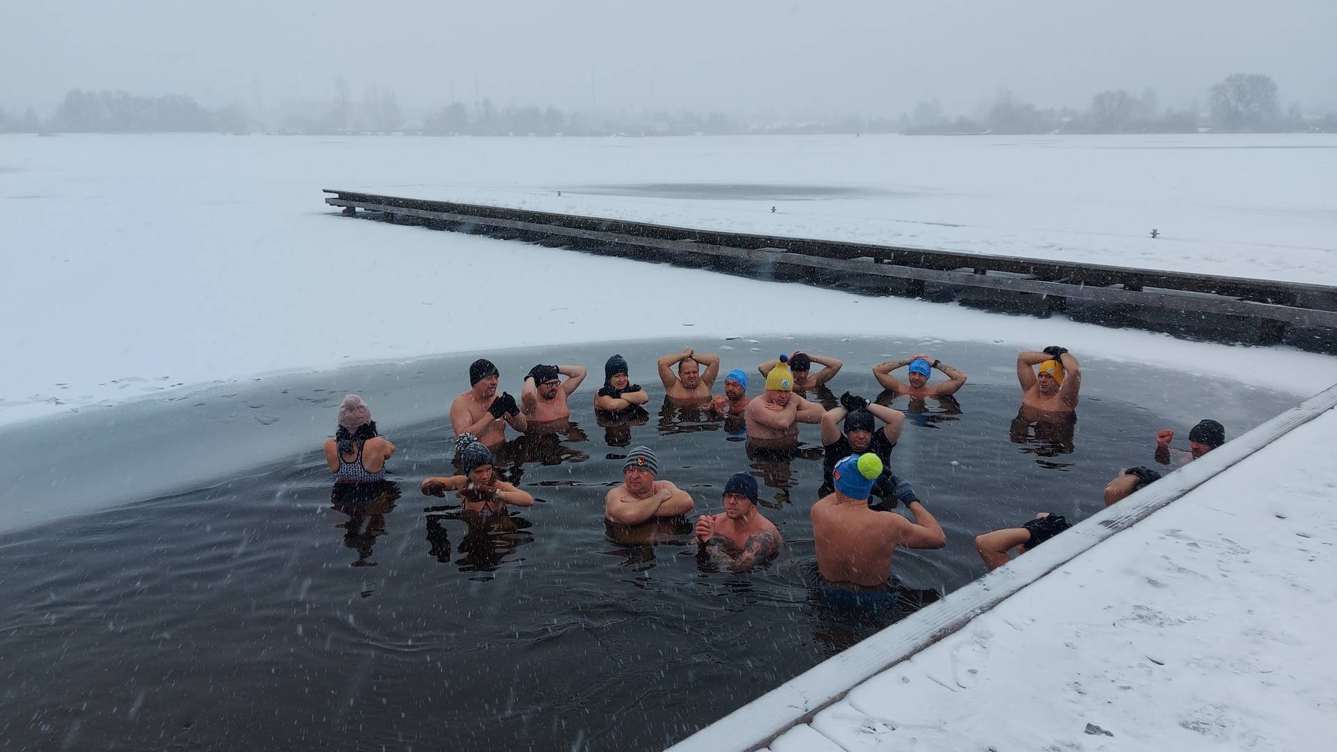 W Białymstoku kilkadziesiąt osób wzięło udział w charytatywnym morsowaniu