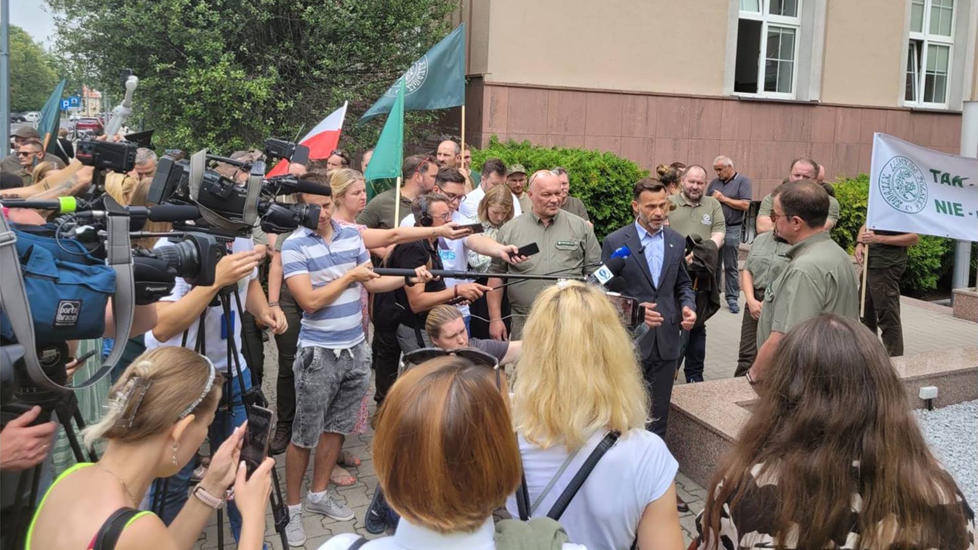 Leśnicy pikietowali przed Podlaskim Urzędem Wojewódzkim w Białymstoku