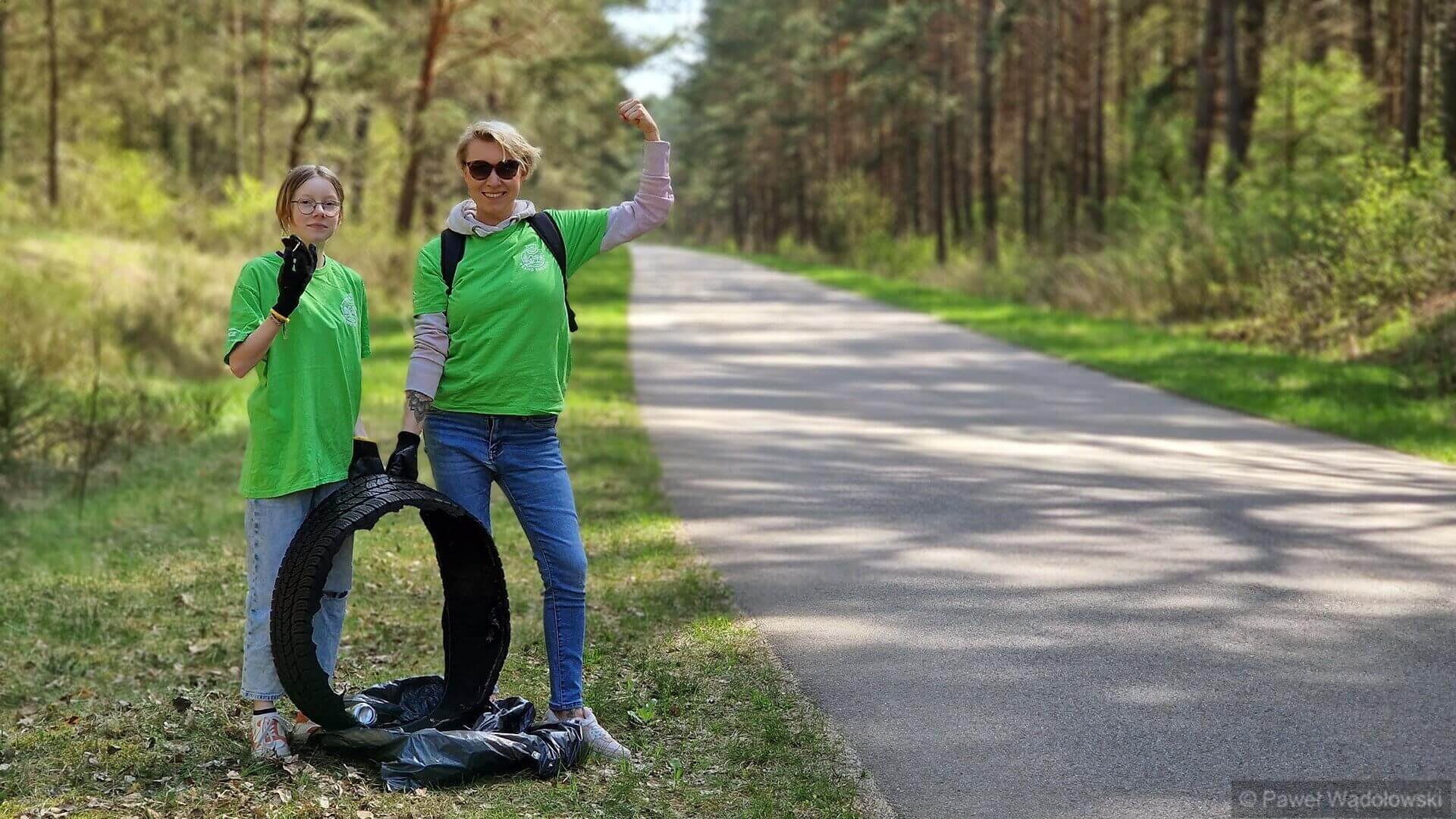 Kilkudziesięciu wolontariuszy sprząta pobocza Carskiej Drogi w Biebrzańskim Parku Narodowym