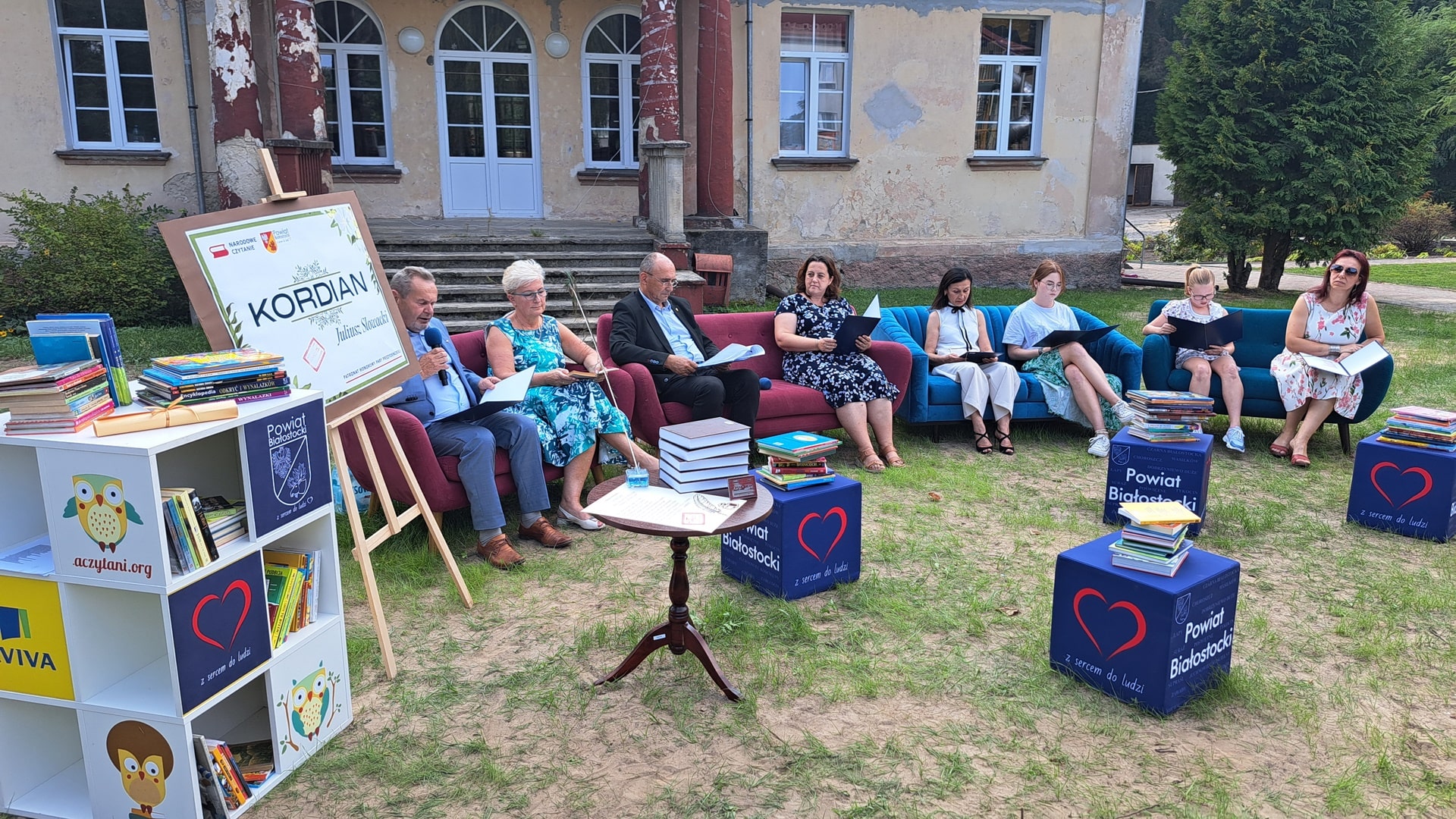 Samorządowcy i podopieczni domów dziecka w Krasnem włączyli się do akcji Narodowego Czytania