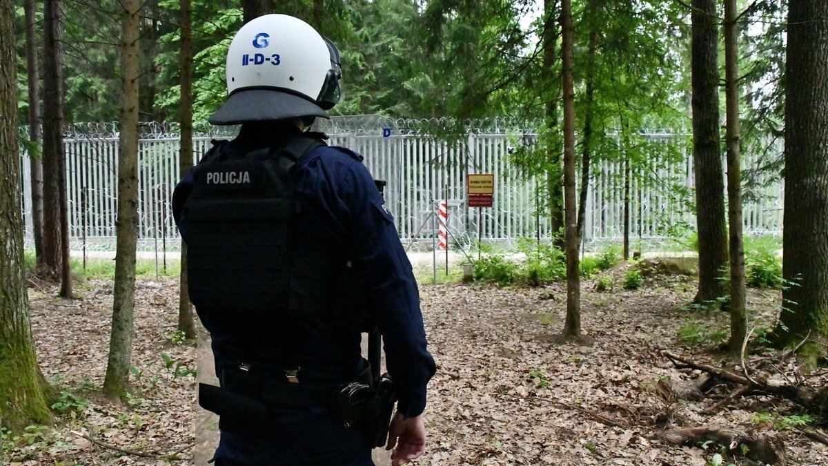 Na granicę polsko-białoruską wysłano dodatkowy sprzęt i siły policji