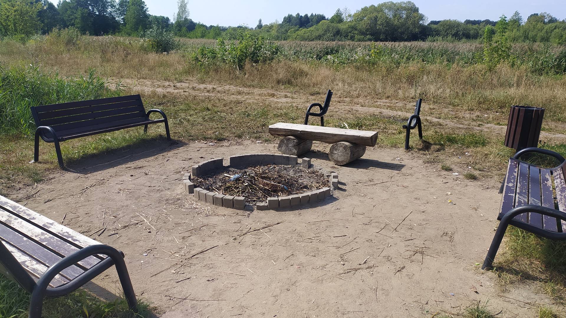 W Choroszczy dochodzi do aktów wandalizmu - nieznani sprawcy niszczą domki dla owadów, ławki i parasole