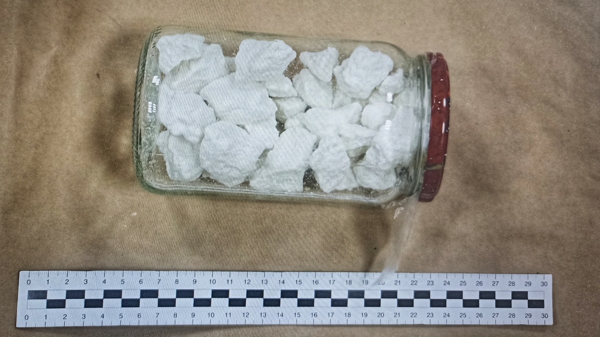 Narkotyki ukryte w lodówce. Policjanci zatrzymali trzech mieszkańców Łomży