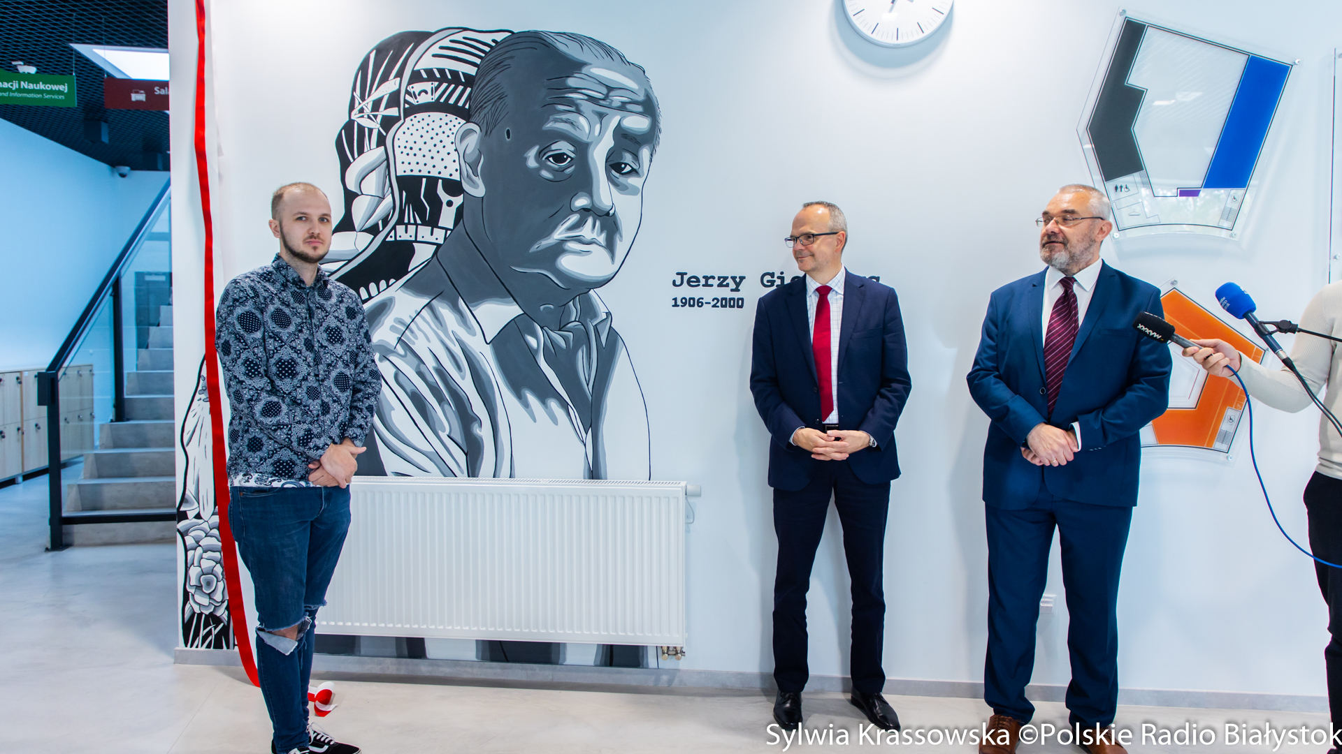 Mural z podobizną Jerzego Giedroycia zdobi wnętrze biblioteki UwB [zdjęcia]