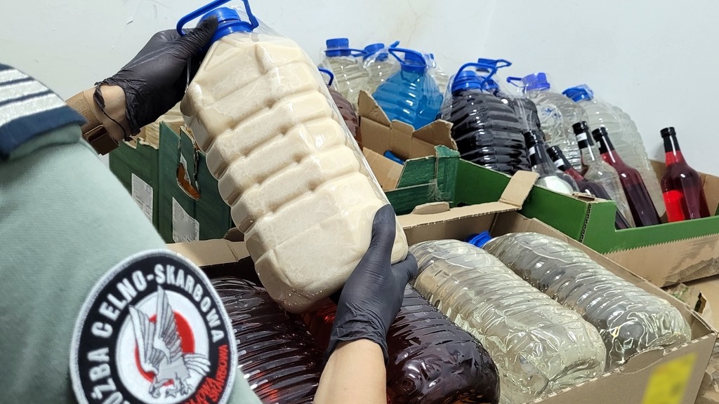 Krajowa Administracja Skarbowa w trakcie kontroli wykryła 600 litrów nielegalnego alkoholu