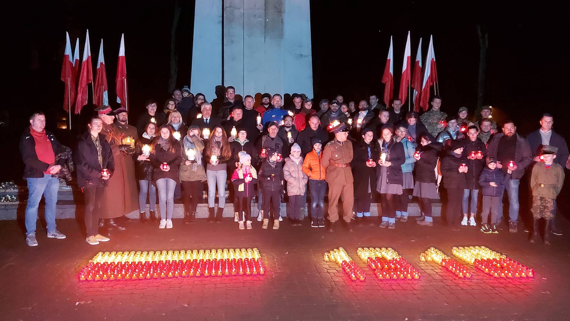 Biało-czerwone znicze zapłonęły na cmentarzu wojskowym w Białymstoku