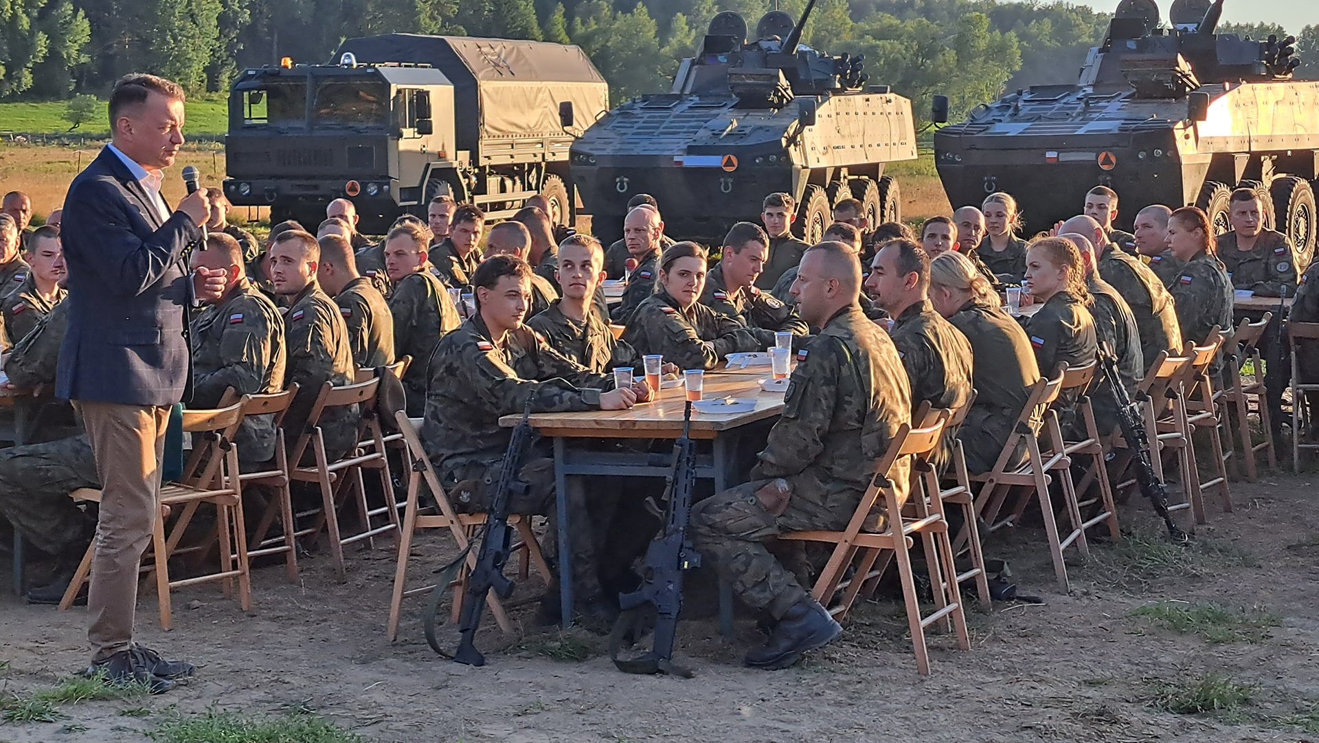 Szef MON spotkał się z żołnierzami na granicy polsko-białoruskiej w Święto Wojska Polskiego