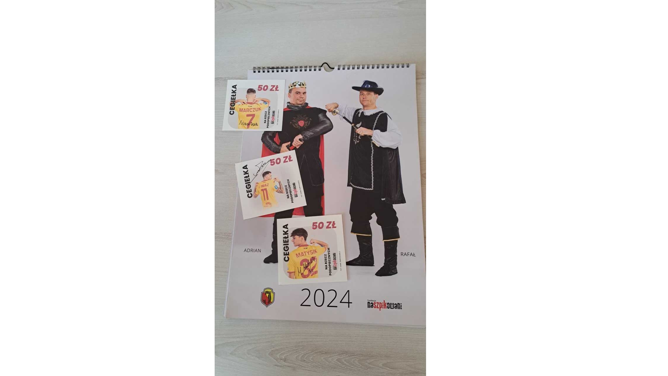 Piłkarze Jagiellonii w filmowych i bajkowych kreacjach - nowy kalendarz-cegiełka na rzecz Naszpikowanych