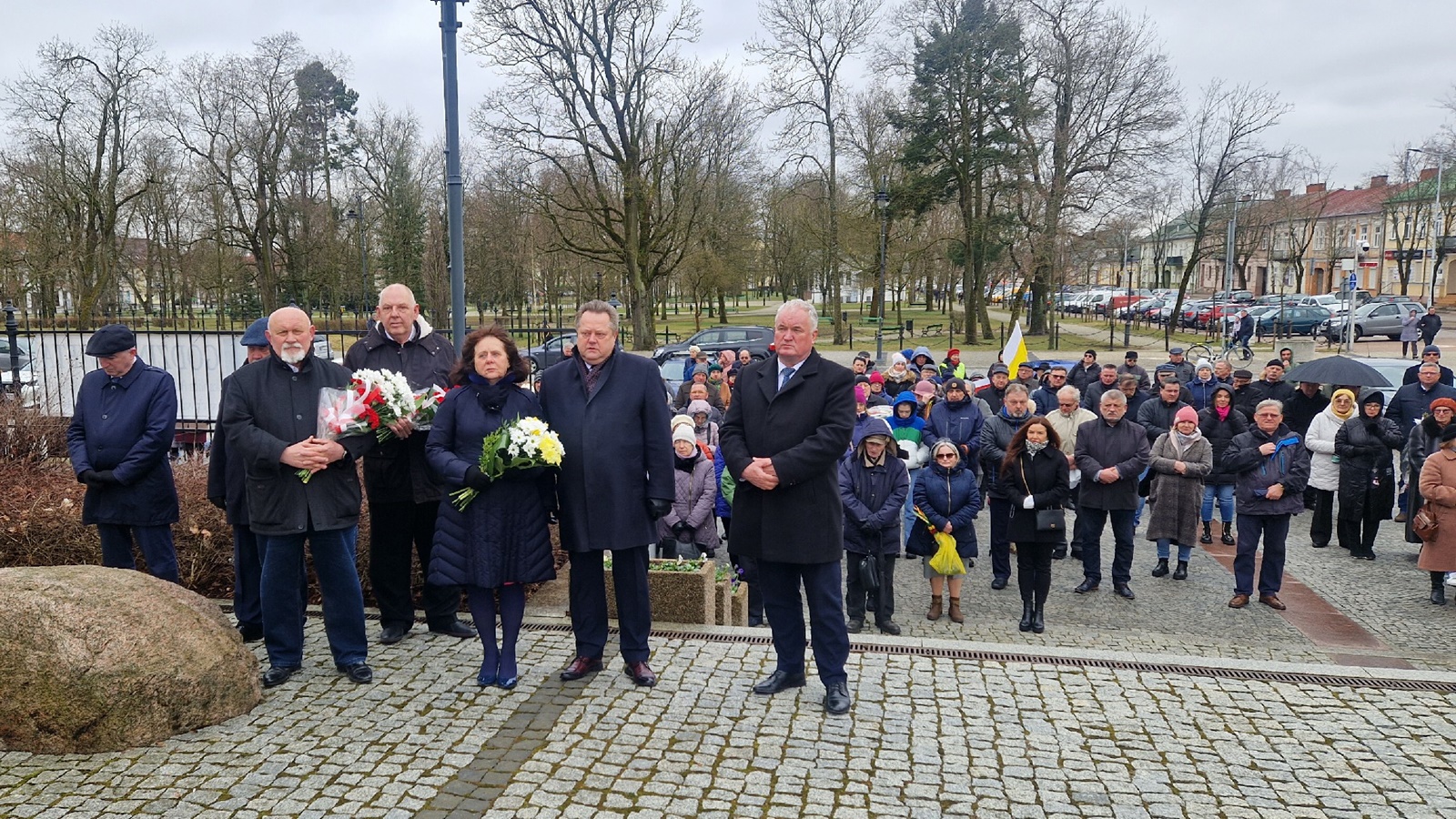 Suwałki: samorządowcy, parlamentarzyści i wierni w obronie dobrego imienia Jana Pawła II